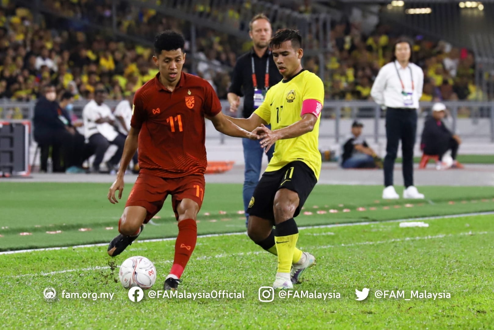 Malaysia chủ động pressing tầm cao ngay từ sân nhà của các cầu thủ Thái Lan. Đội chủ nhà khiến Thái Lan buộc phải lùi sâu về phòng thủ ngay đầu trận.