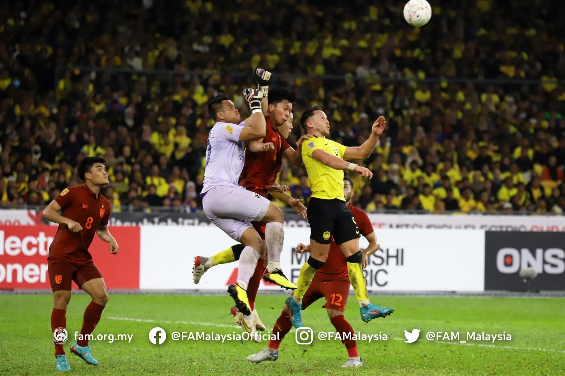 Căng thẳng xảy ra ngay khi hiệp 2 vừa bắt đầu khi lưới của Thái Lan lần thứ 2 rung lên. Các cầu thủ Malaysia cũng đã ăn mừng rất cuồng nhiệt khi nghĩ rằng bàn thắng thứ 2 đã đến.