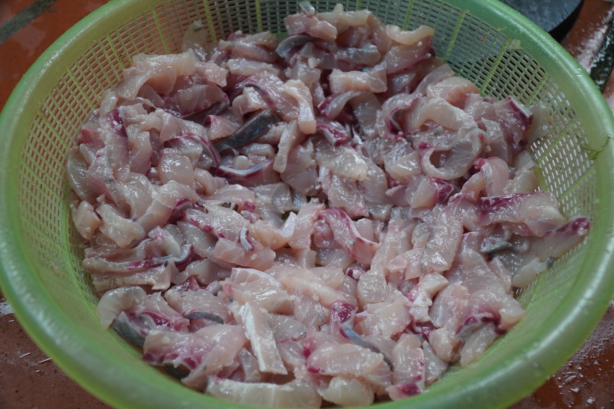 Tiếp đó, mang đi ướp muối (loại muối hạt to) trong nhiều giờ và để thịt cá ráo nước. Ảnh: Quách Du