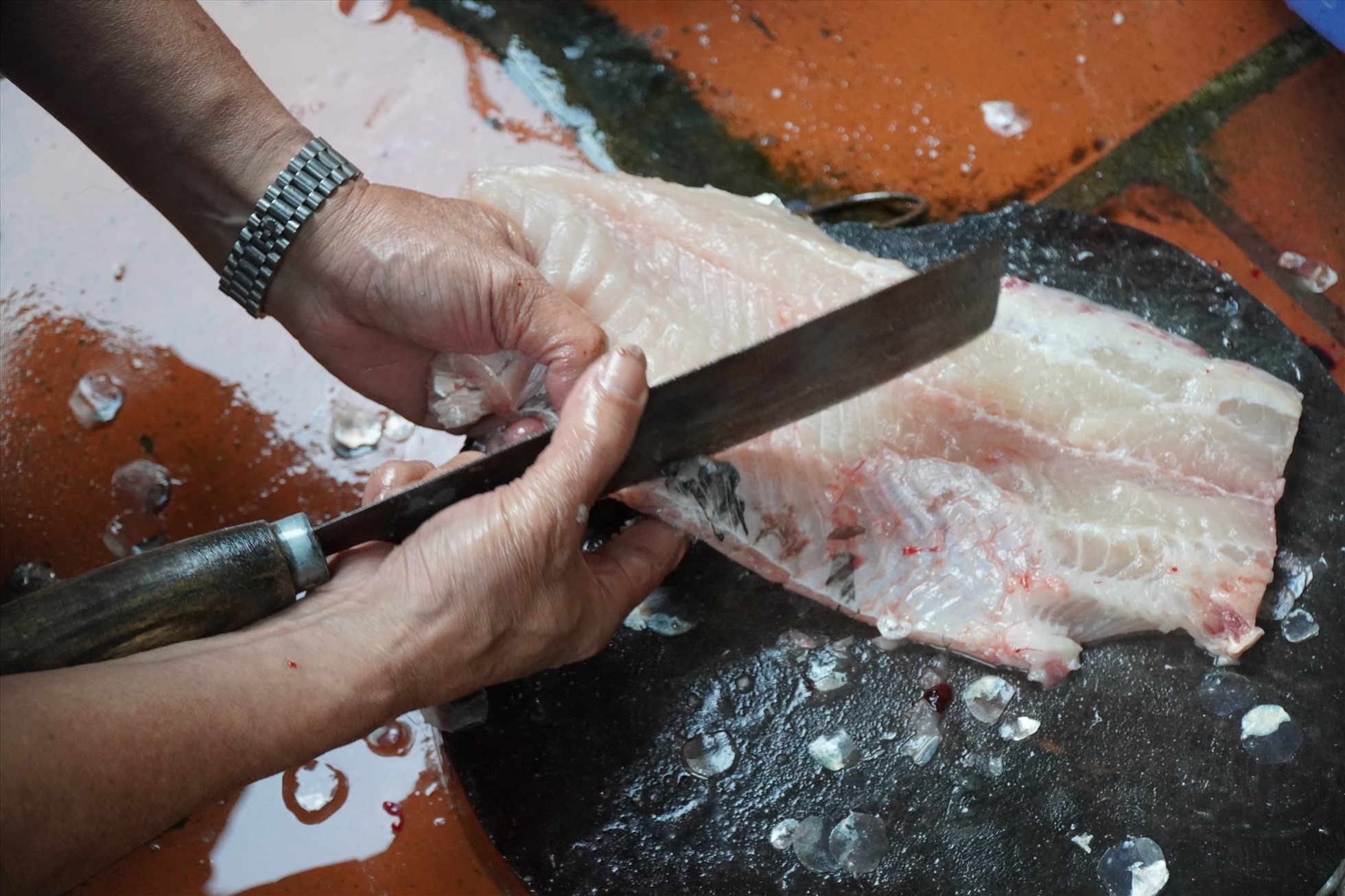 Được biết, cách làm nem cá có phần cầu kỳ và trải qua nhiều công đoạn khác nhau, từ khâu chọn nguyên liệu, chế biến và ủ cá lên men. Ảnh: Quách Du