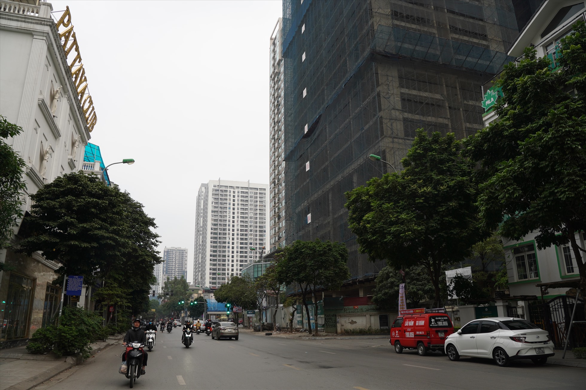 Tuyến đường Nguyễn Tuân đã có đến 3 dự án cao ốc “mọc” trên đất công nghiệp sau di dời nhà máy. Ảnh: Hữu Chánh