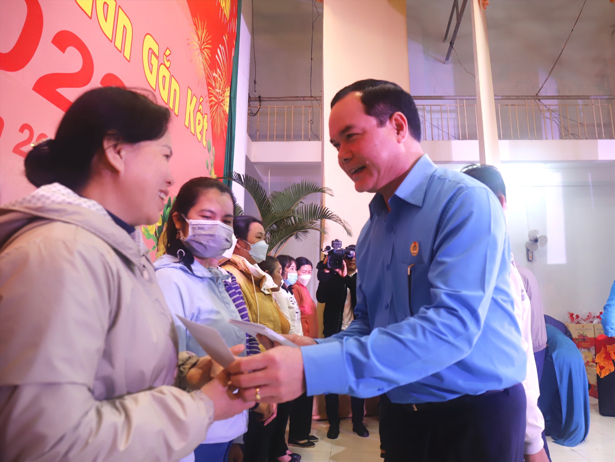 Ông Nguyễn Đình Khang - Chủ tịch Tổng LĐLĐ Việt Nam tặng quà cho công nhân lao động. Ảnh Hữu Long