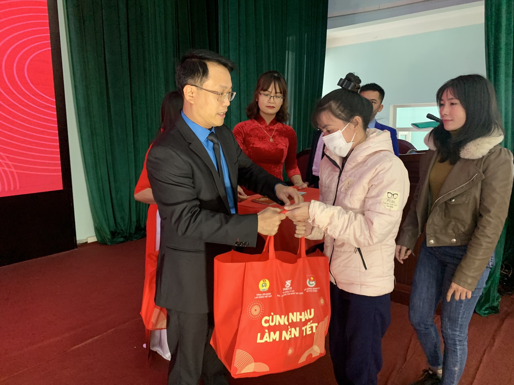 Phó Chủ tịch Thường trực LĐLĐ tỉnh Nghệ An Nguyễn Chí Công trao quà Tết cho công nhân lao động. Ảnh: Thanh Tùng