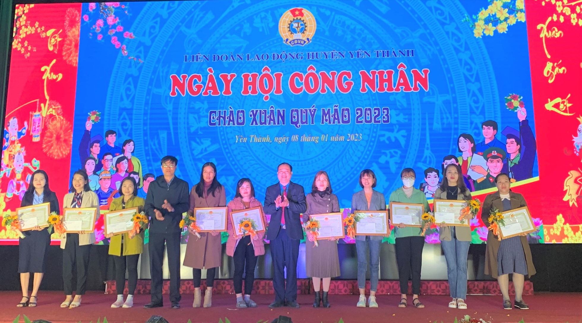 UBND huyện Yên Thành đã trao tặng giấy khen cho 10 công nhân lao động tiêu biểu. Ảnh: Thanh Tùng