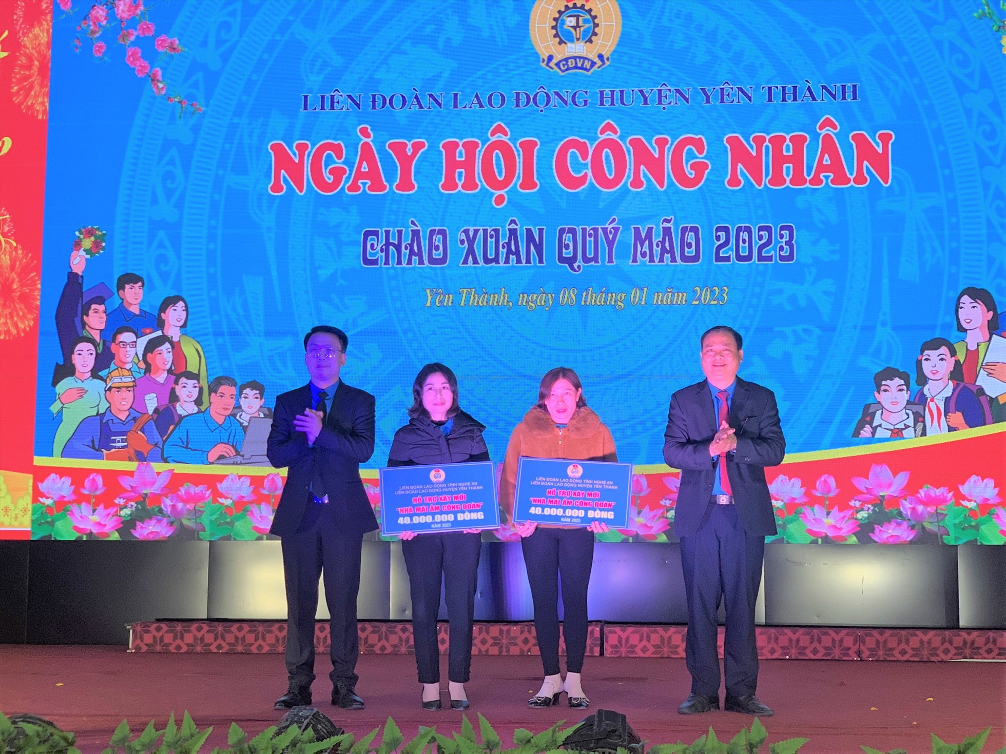 Lãnh đạo LĐLĐ tỉnh Nghệ An trao 2 nhà mái ấm Công đoàn cho công nhân lao động. Ảnh: Thanh Tùng