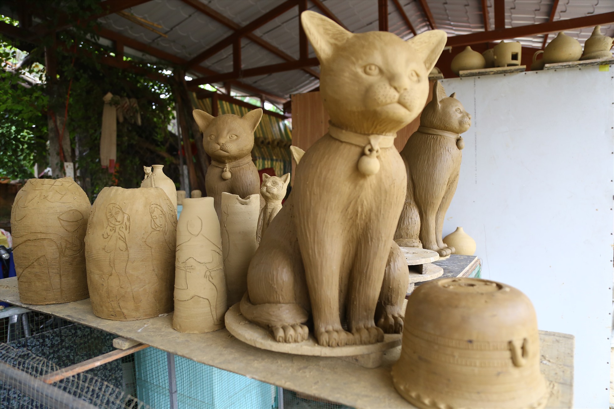 Nghệ nhân làng gốm Thanh Hà nhào nặn linh vật mèo Tết. Ảnh: Văn Trực