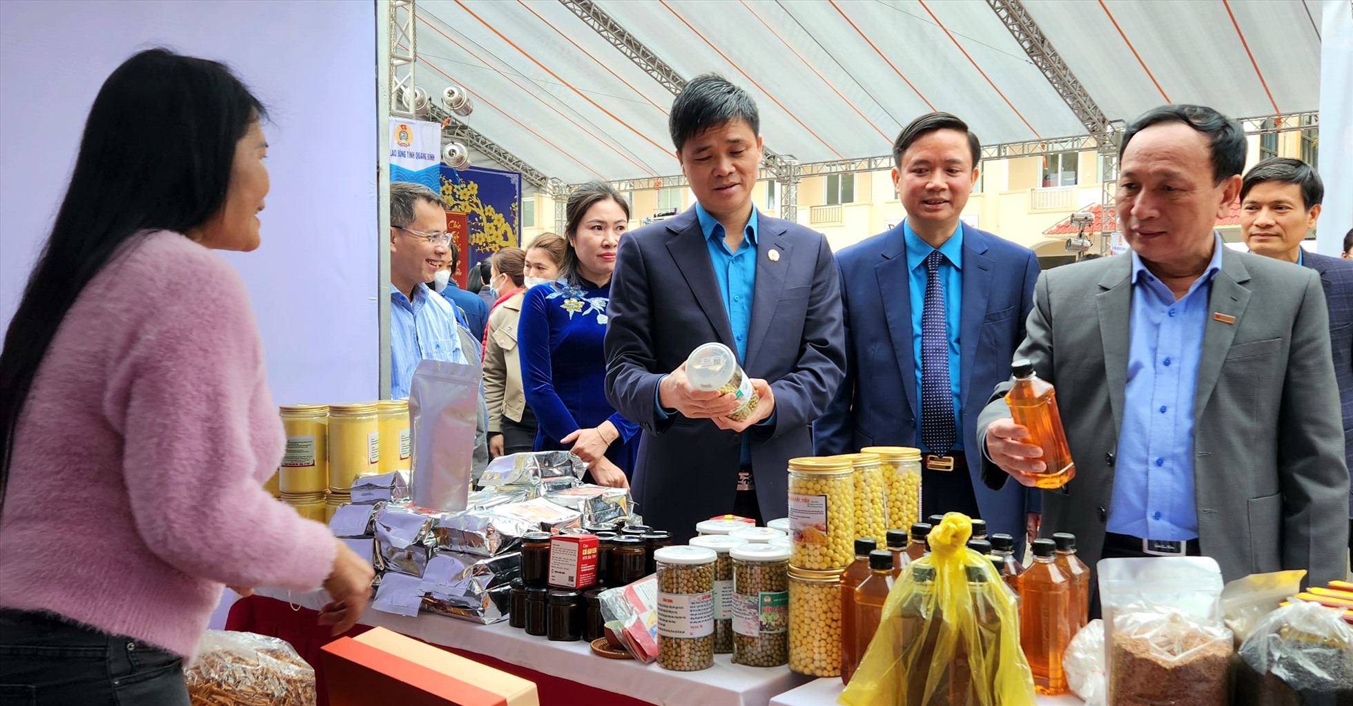 Phó Chủ tịch Tổng LĐLĐ Việt Nam Ngọ Duy Hiểu thăm các gian hàng tại “Phiên chợ Công đoàn” ở Quảng Bình. Ảnh: LPL