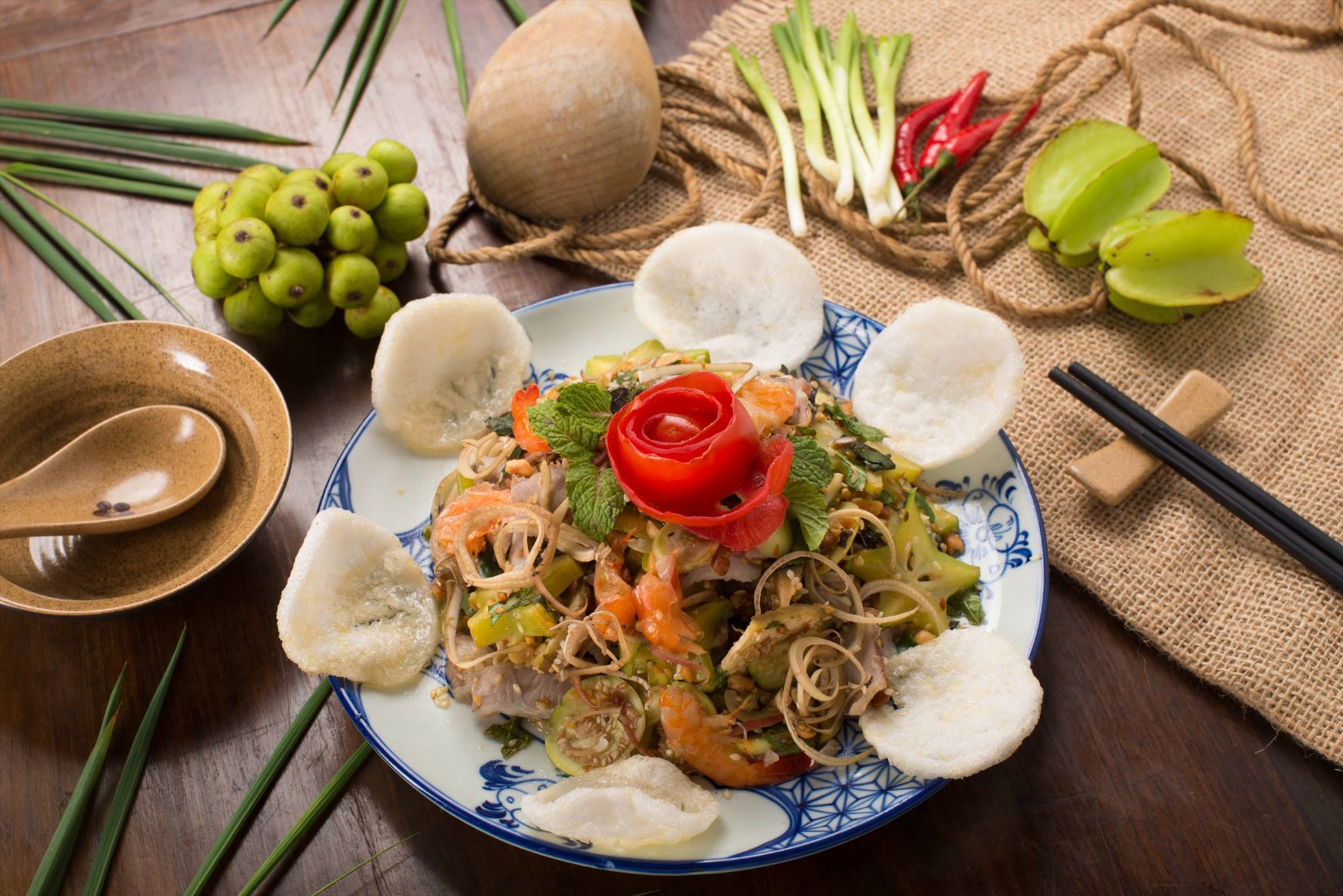 หุ่นพื้นบ้านกับสมุนไพรป่า เช่น โหระพา โหระพา สมุนไพร กล้วยเขียว มะเฟืองเปรี้ยว มะเขือ... พร้อมกุ้งเปรี้ยวและเนื้อต้ม  รูปถ่าย: มีตัวละครให้ด้วย