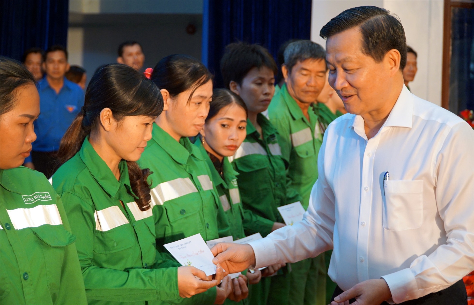 Phó Thủ tướng Chính phủ Lê Minh Khái trao quà cho công nhân lao động tỉnh Cà Mau. Ảnh: Nhật Hồ