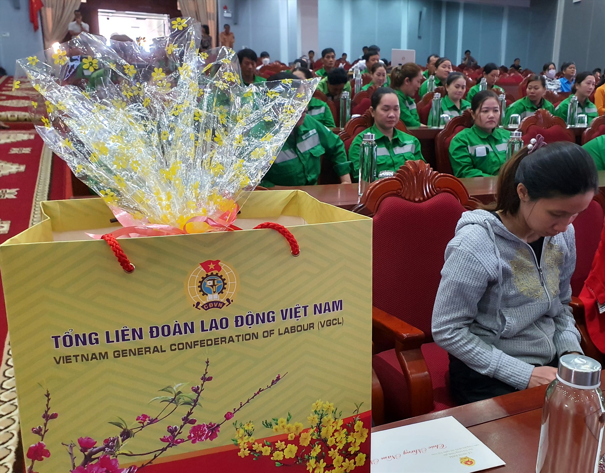 Nhân dịp năm mới Quý Mão năm 2023, Tổng LĐLĐ Việt Nam tặng 200 phần quà cho công nhân lao động gặp khó khăn tại tỉnh Cà Mau. Ảnh: Nhật Hồ