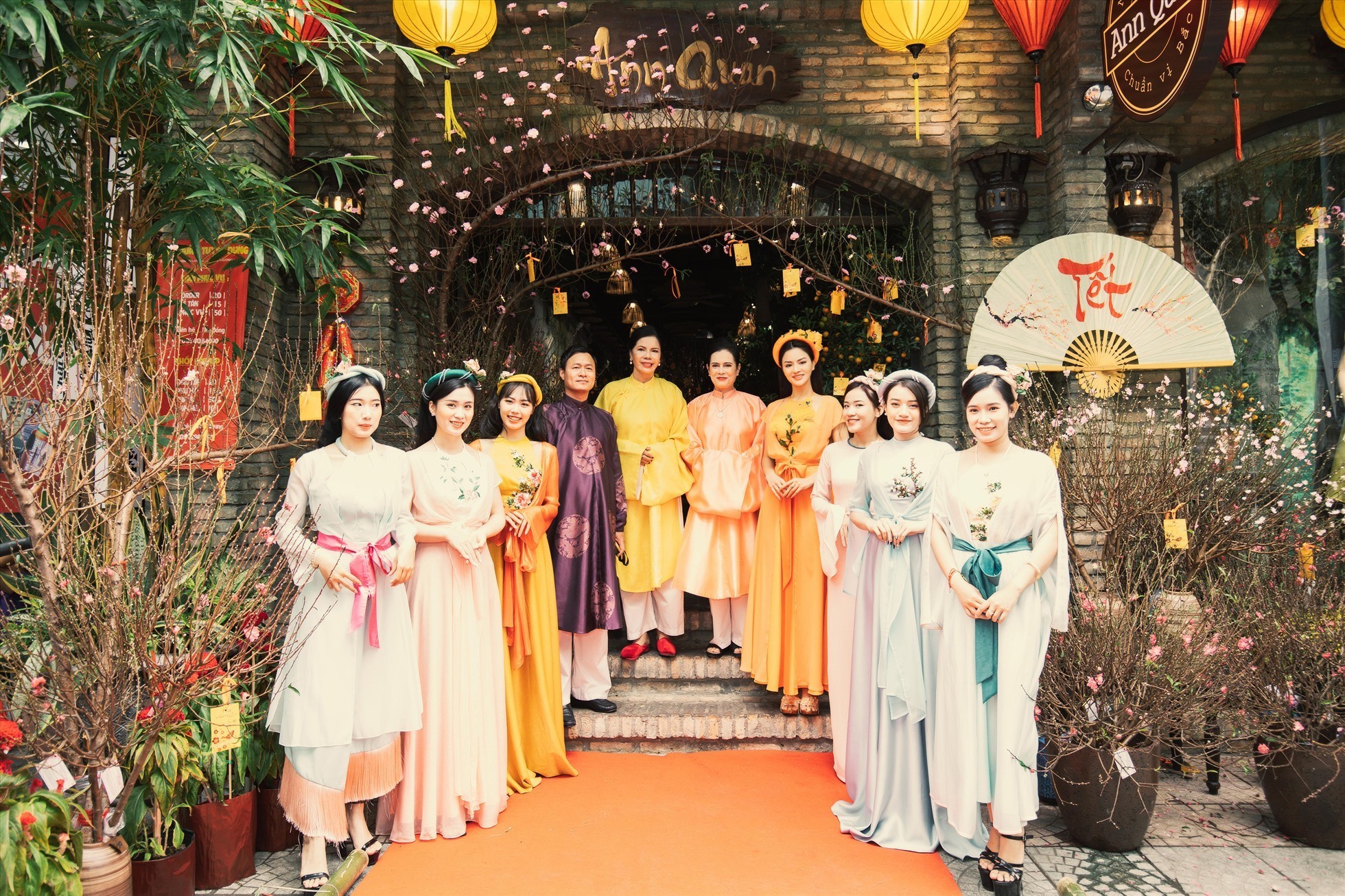 Vũ Thu Phương tổ chức “Du xuân” có sự tham gia của Võ Hoàng Yến, Khánh Vân tại cơ ngơi ở trung tâm TPHCM. Theo đó, nữ siêu mẫu cho trang trí theo phong cách Tết cổ truyền với hoa mai, câu đối, bánh chưng... “Du xuân” của Vũ Thu Phương được các nghệ sĩ háo hức chờ đón như một sự kiện văn hoá với mục đích gìn giữ và bảo tồn nét cổ truyền của dân tộc. Chính vì thế, nàng siêu mẫu luôn muốn chỉnh chu cho ngày hội này từ ý tưởng, chủ đề đến từng chi tiết nhỏ trong cách trang trí. s s s Nghệ sĩ đón xuân. Ảnh: Nghệ sĩ cung cấp.