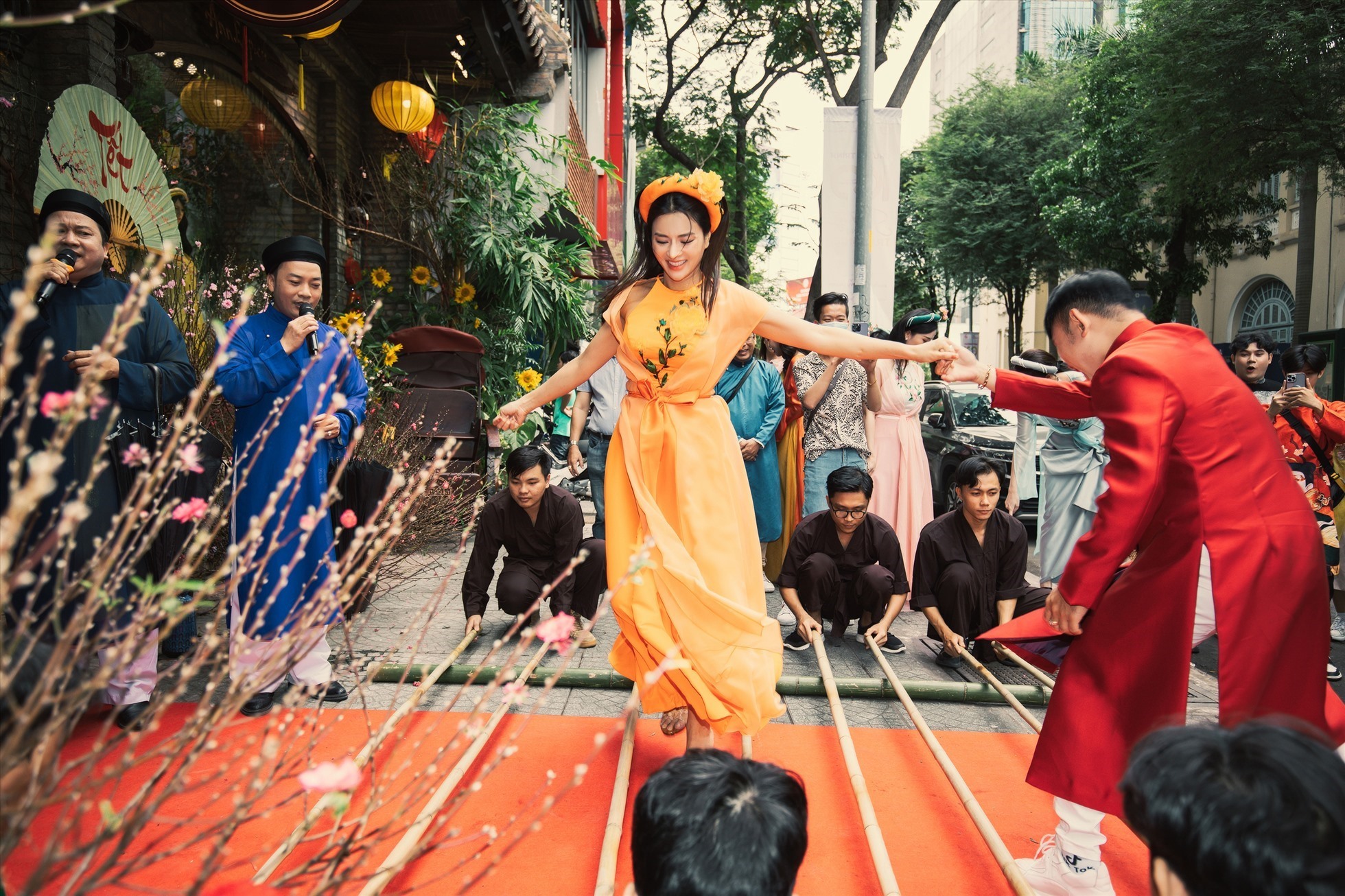 Cô tâm sự: “Tôi là một người rất yêu Tết và tôi nghĩ cũng có nhiều người như tôi khi Tết là niềm tin, hy vọng, tương lai mới, khởi đầu mới. Tết mình có thể được ăn ngon, mặc đẹp, trang trí nhà cửa, đi trẩy hội, đi chợ hoa và ngắm hoa mai đào, cảm nhận hương sắc đất trời. Tôi thấy đây thực sự là hoạt động hướng về cộng đồng, mang ý nghĩa thiện nguyện nhiều hơn. Sắc là vẻ đẹp của cảnh quan, của hoa, thể hiện sự rực rỡ, tươi vui trong những ngày đầu năm”.