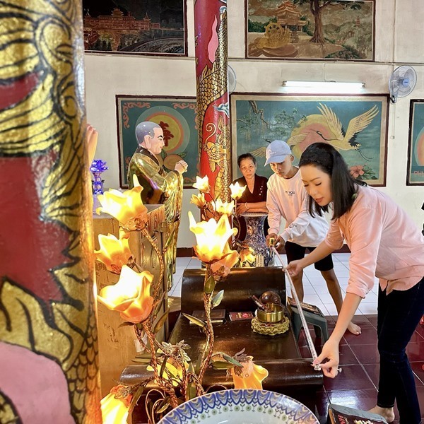 Trước đó, NSƯT Trịnh Kim Chi vận động đồng nghiệp thân thiết và tiến hành cải tạo chùa Nghệ sĩ với kinh phí hơn 200 triệu đồng.