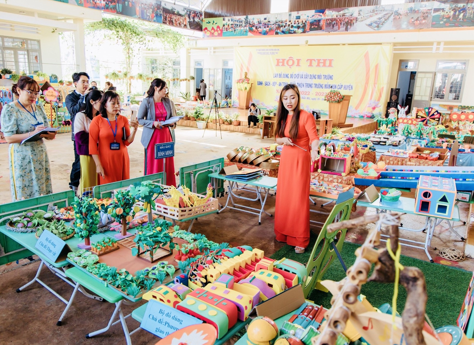 Năm học 2022 - 2023 các giáo viên mầm non huyện Đắk Mil đã chế tác được 125 bộ đồ chơi hấp dẫn, đáng yêu cho trẻ em. Ảnh: Phan Tuấn
