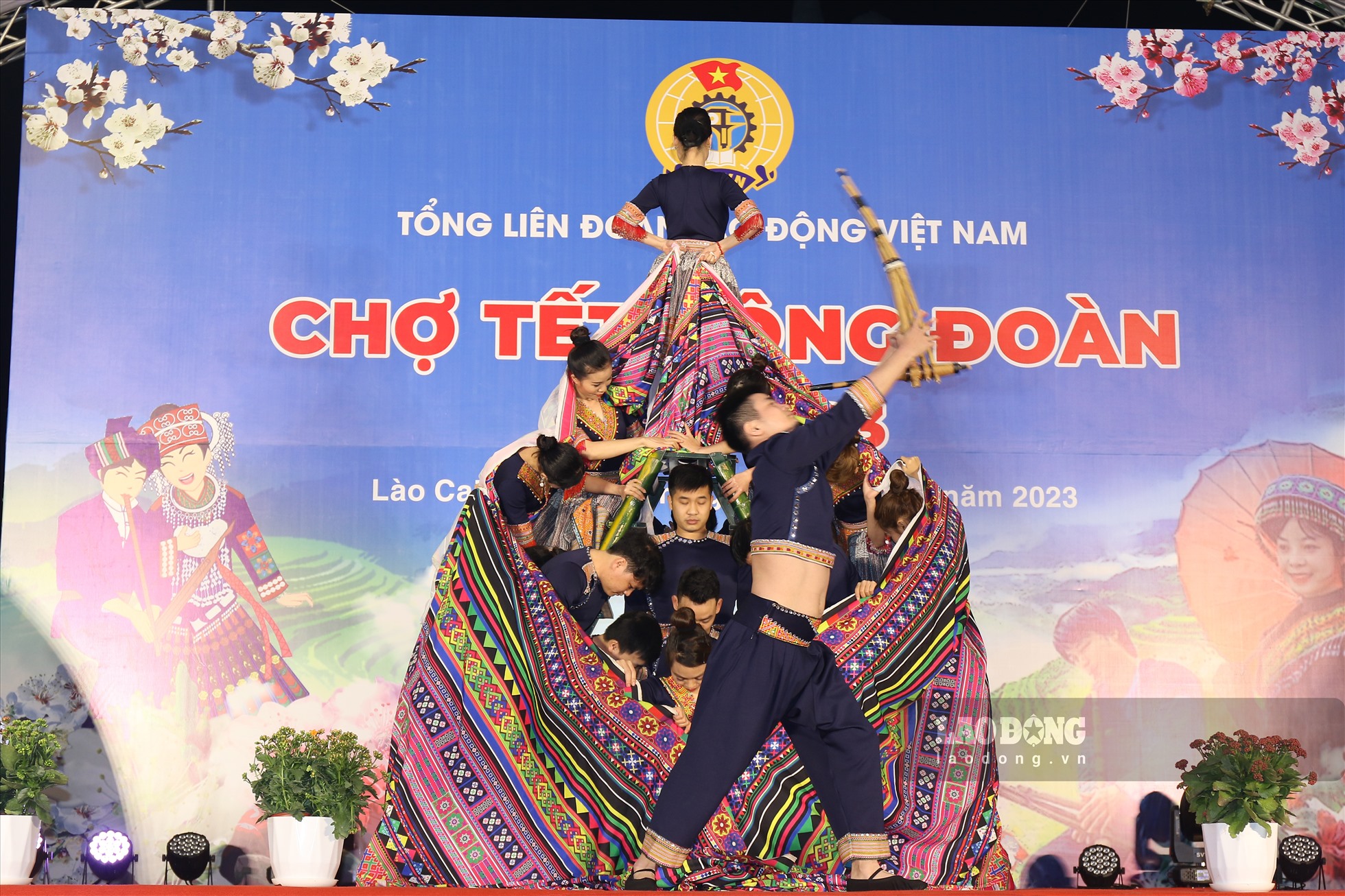 Chợ Tết Công đoàn cho người lao động được tổ chức tại Sân vận động huyện Phù Yên và diễn ra trong 2 ngày 7 - 8.1. Đây là một trong những hoạt động chăm lo cho đoàn viên, người lao động nhân dịp Tết Nguyên đán Quý Mão 2023 của LĐLĐ tỉnh Sơn La và Tổng LĐLĐ Việt Nam.