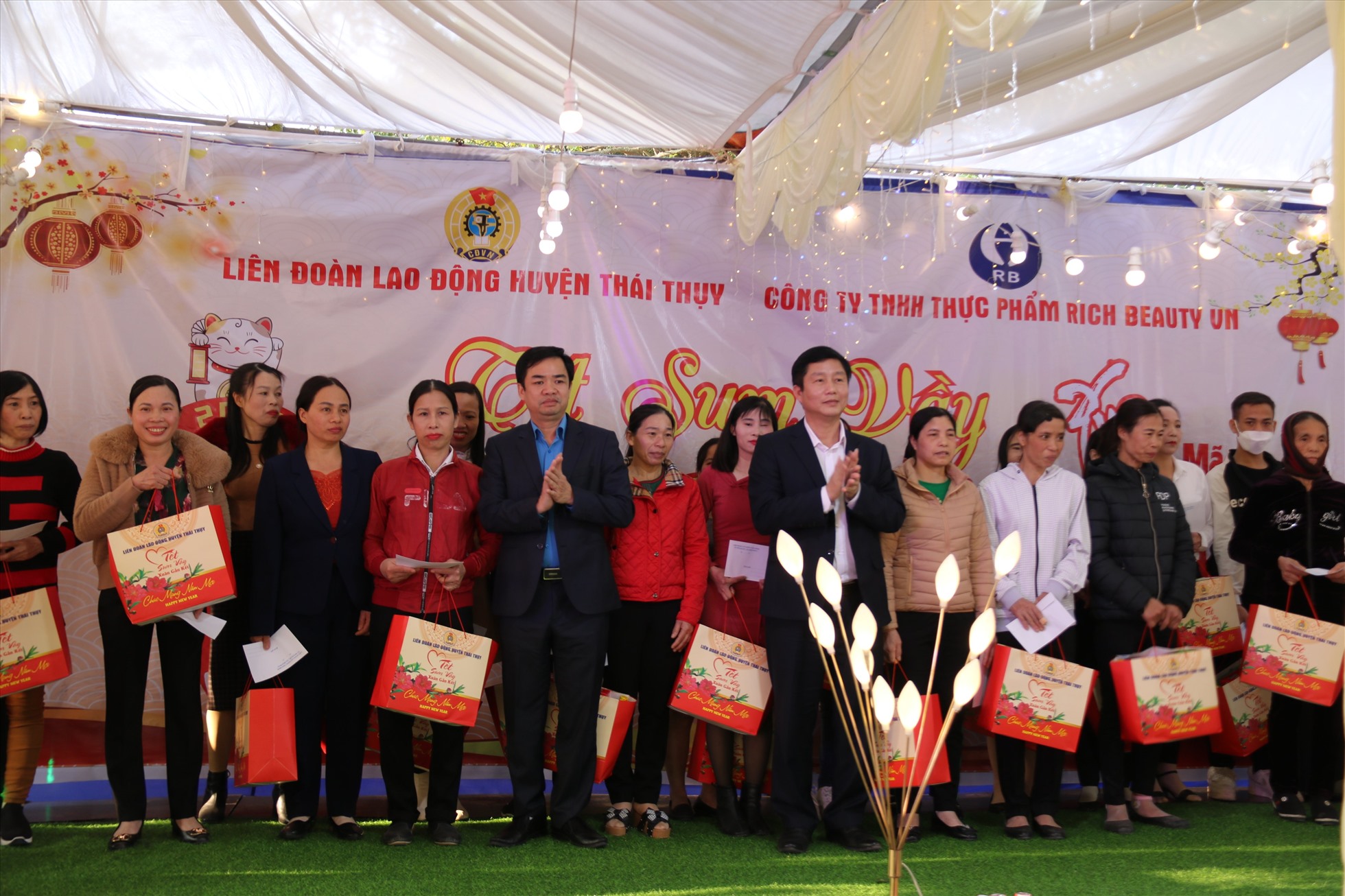 Chủ tịch LĐLĐ huyện Thái Thụy - ông Nguyễn Hữu Khuyến trao quà Tết cho đoàn viên, công nhân lao động. Ảnh Bá Mạnh