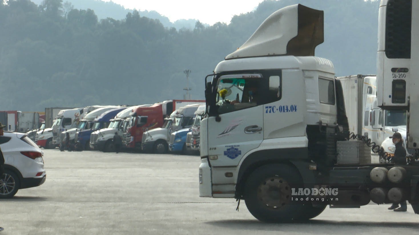Sáng 8.1, là ngày đầu tiên tại các cửa khẩu Lạng Sơn thực hiện quy trình xuất nhập khẩu và xuất nhập cảnh mới thực hiện quy trình để thích ứng với biện pháp phòng, chống dịch COVID-19 của phía Trung Quốc.
