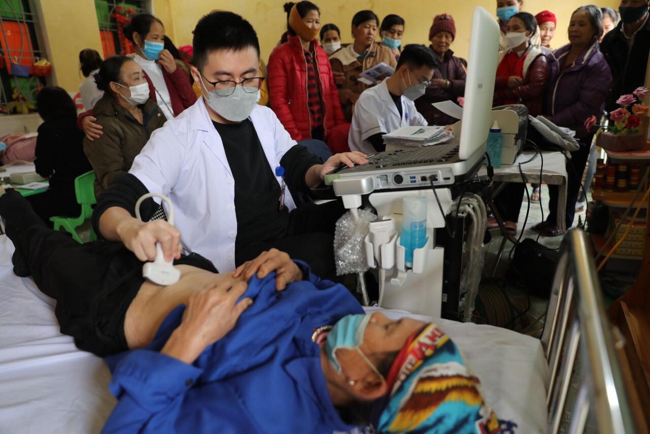 Các y, bác sĩ Bệnh viện Hữu nghị Việt Xô khám bệnh cho người dân. Ảnh: Ban tổ chức