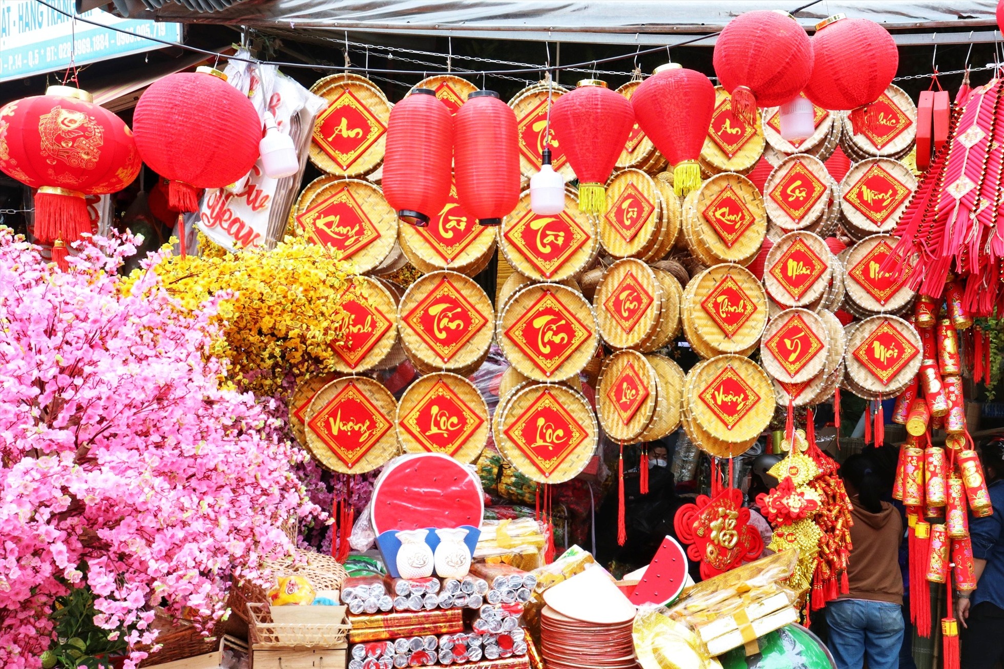 Các cửa hàng bày bán các loại dây đèn, dây pháo, bánh chưng, bao lì xì,hoa mai, hoa đào…với đầy đủ kích cỡ, màu sắc.