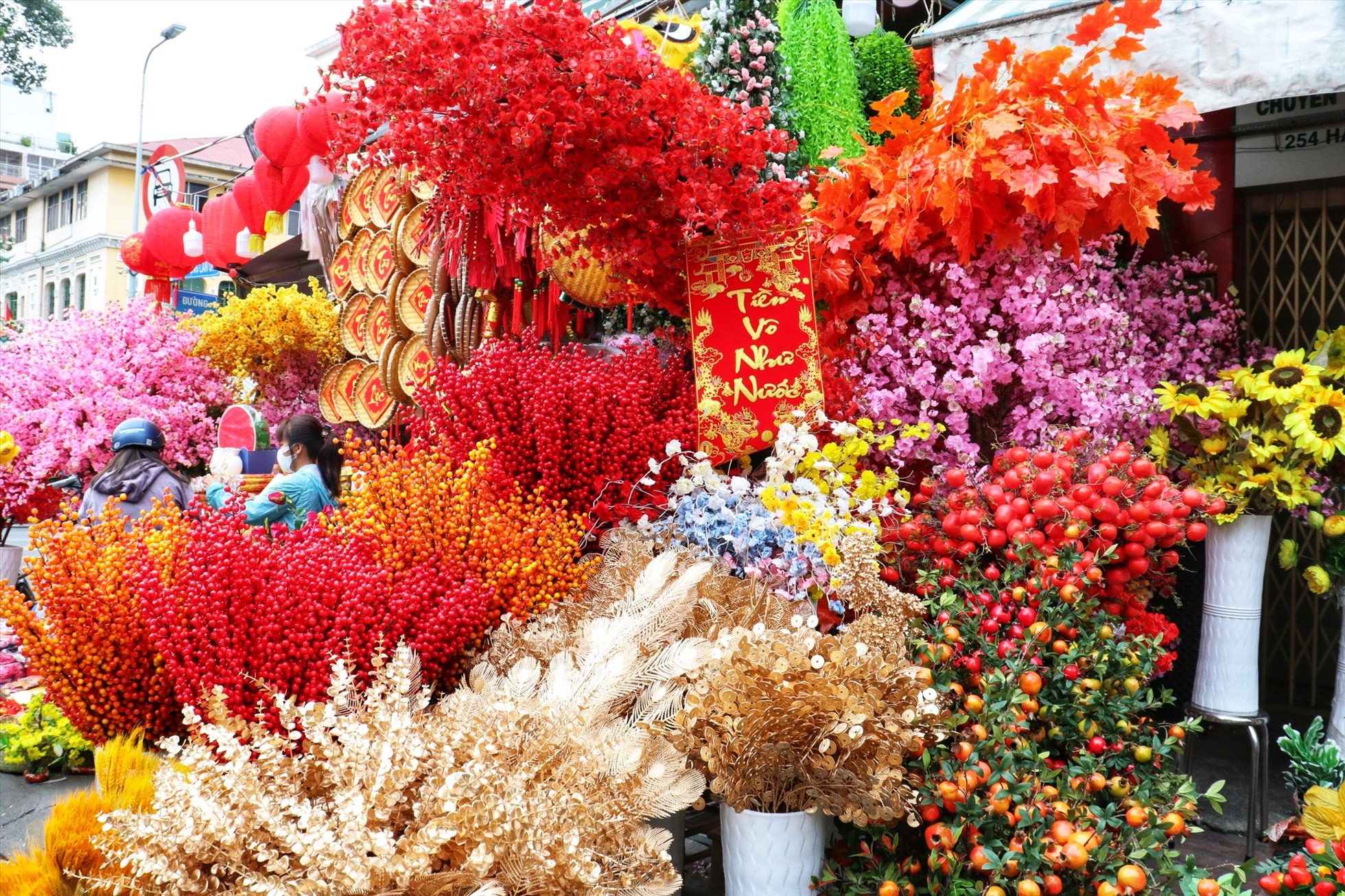 Bên cạnh đó, các sản phẩm câu đối tết, hoa mai, quất, dây pháo...cũng được khách hàng quan tâm.