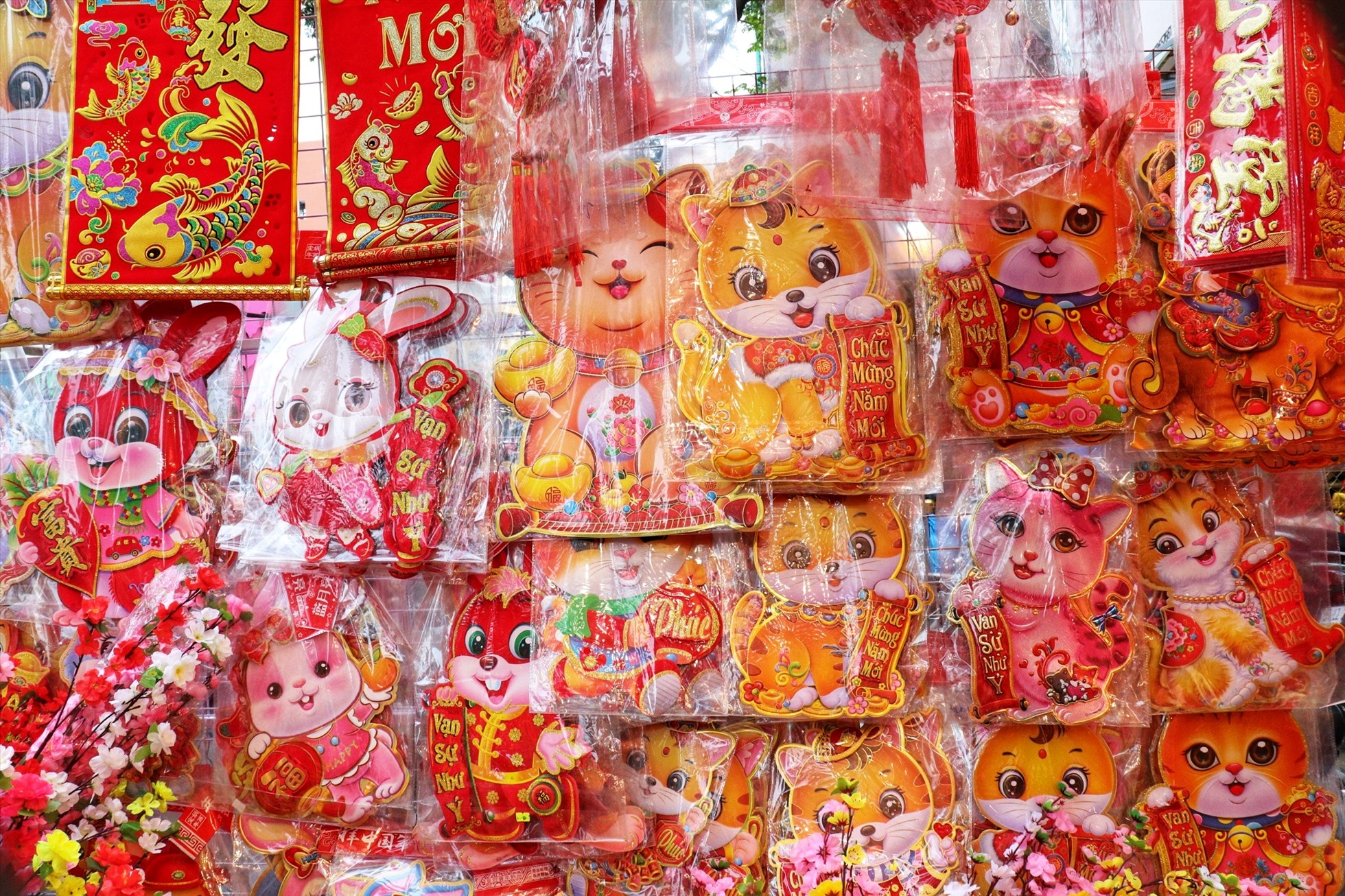 Giá của các bao lì xì, hình dán in mèo có mức giá dao động từ chúc đến trăm nghìn đồng.
