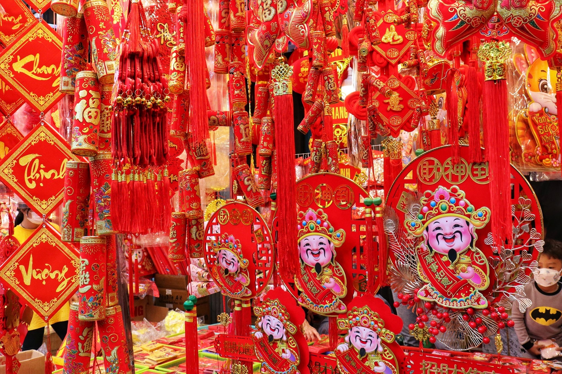 Bên cạnh đó, các sản phẩm câu đối tết, hoa mai, quất, dây pháo...cũng được khách hàng quan tâm.