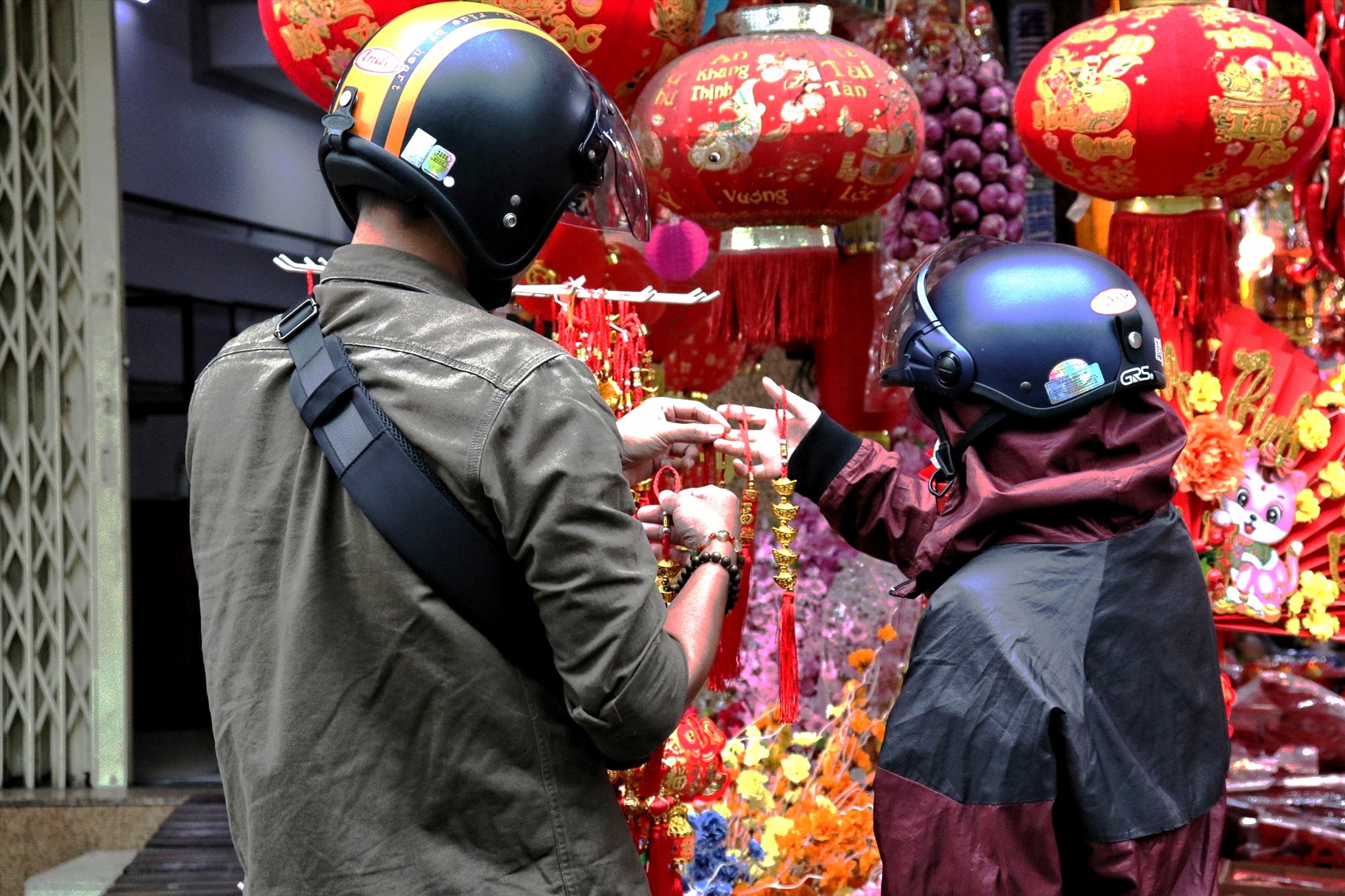 Lê Thụy An (Ngụ tại quận Bình Thạnh, TPHCM) chia sẻ: “Sau khi xem qua thì mình quyết định mua một mèo thần tài, cành mai giả và một ít bao lì xì. Năm nay, gia đình tôi quyết định chi 2 -3 triệu để mua sắm trang trí nhà cửa cho dịp tết.