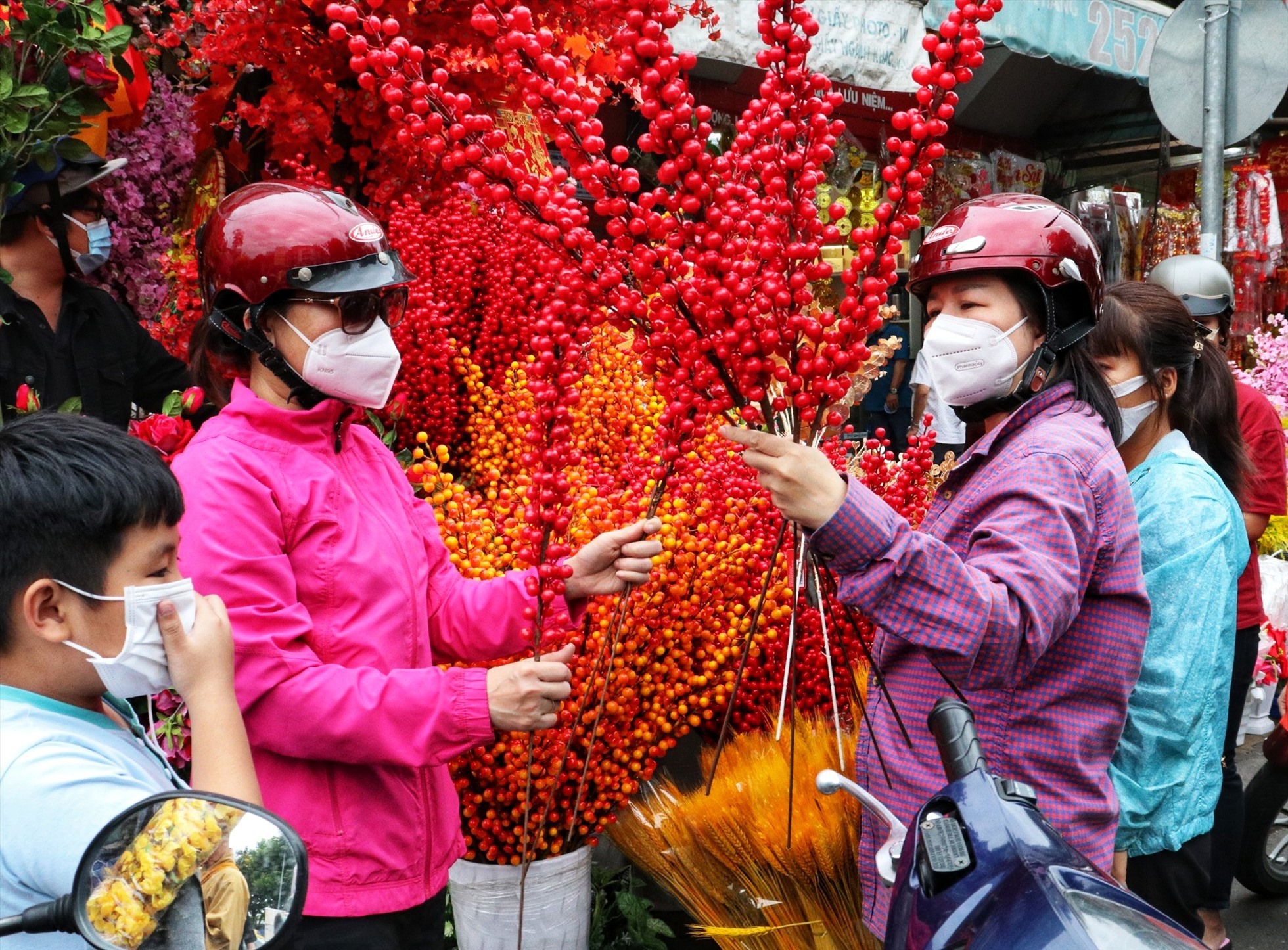 Càng về tối, khách hàng đổ về chọn lựa đồ trang trí tết tại đây càng đông.