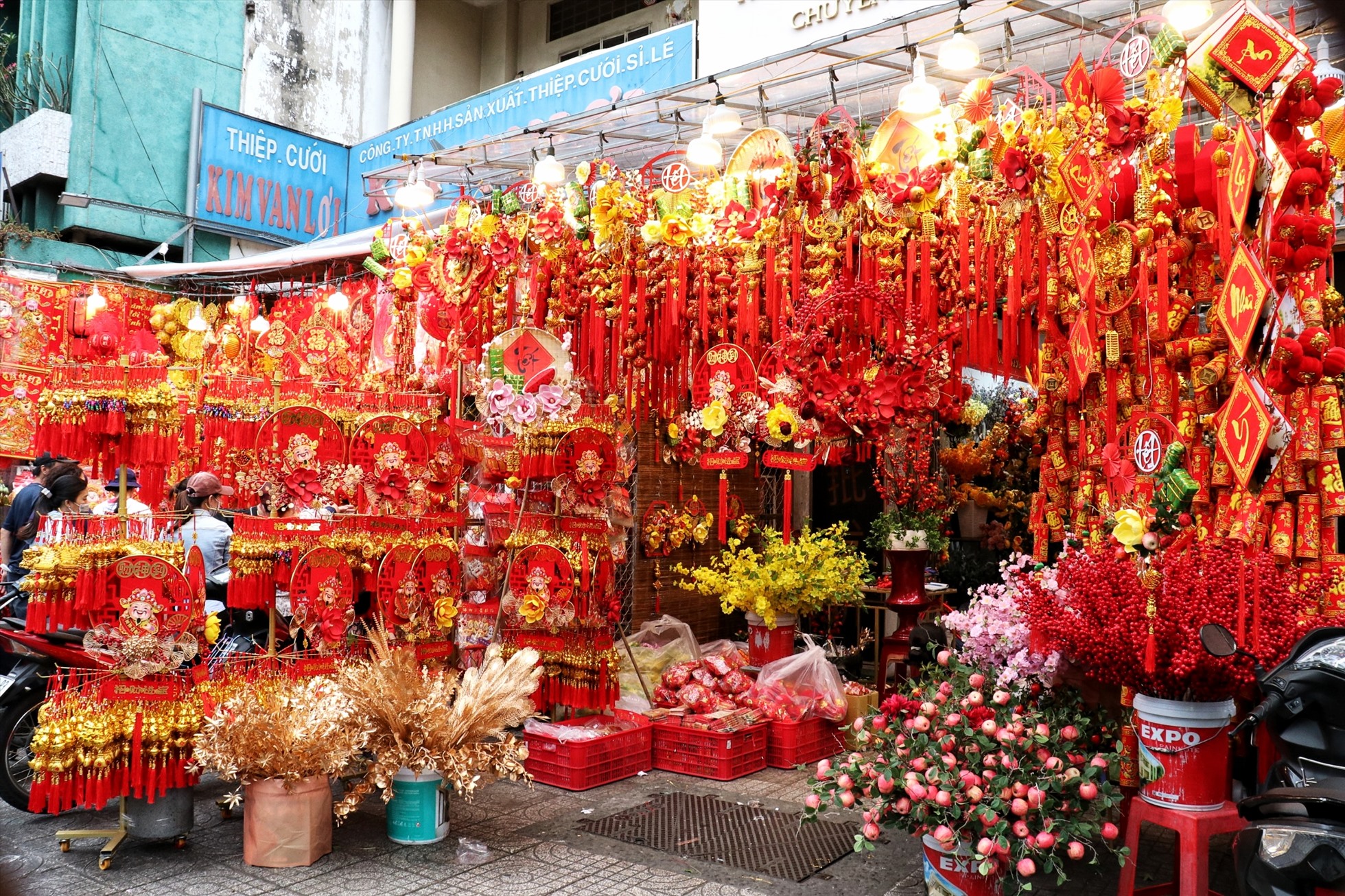 Dọc đường Hải Thượng Lãn Ông, các cửa hàng bán đồ trang trí tấp nập người ra vào khiến con đường tràn ngập không khí chào đón năm mới.