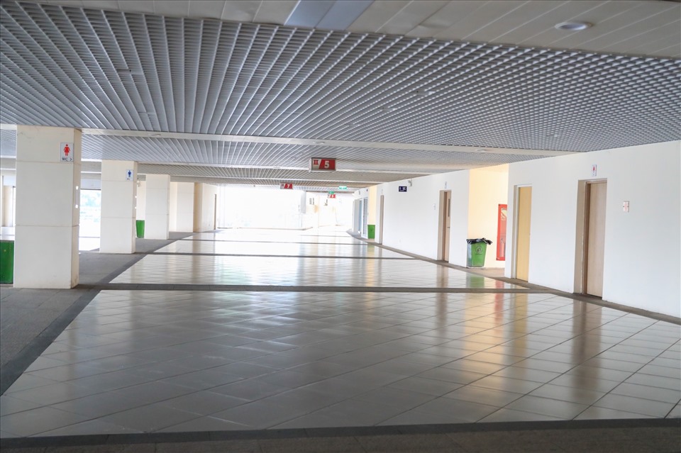 Khu vực bên ngoài khán đài A và hành lang cũng gọn gàng, sàn được lau dọn sáng bóng.