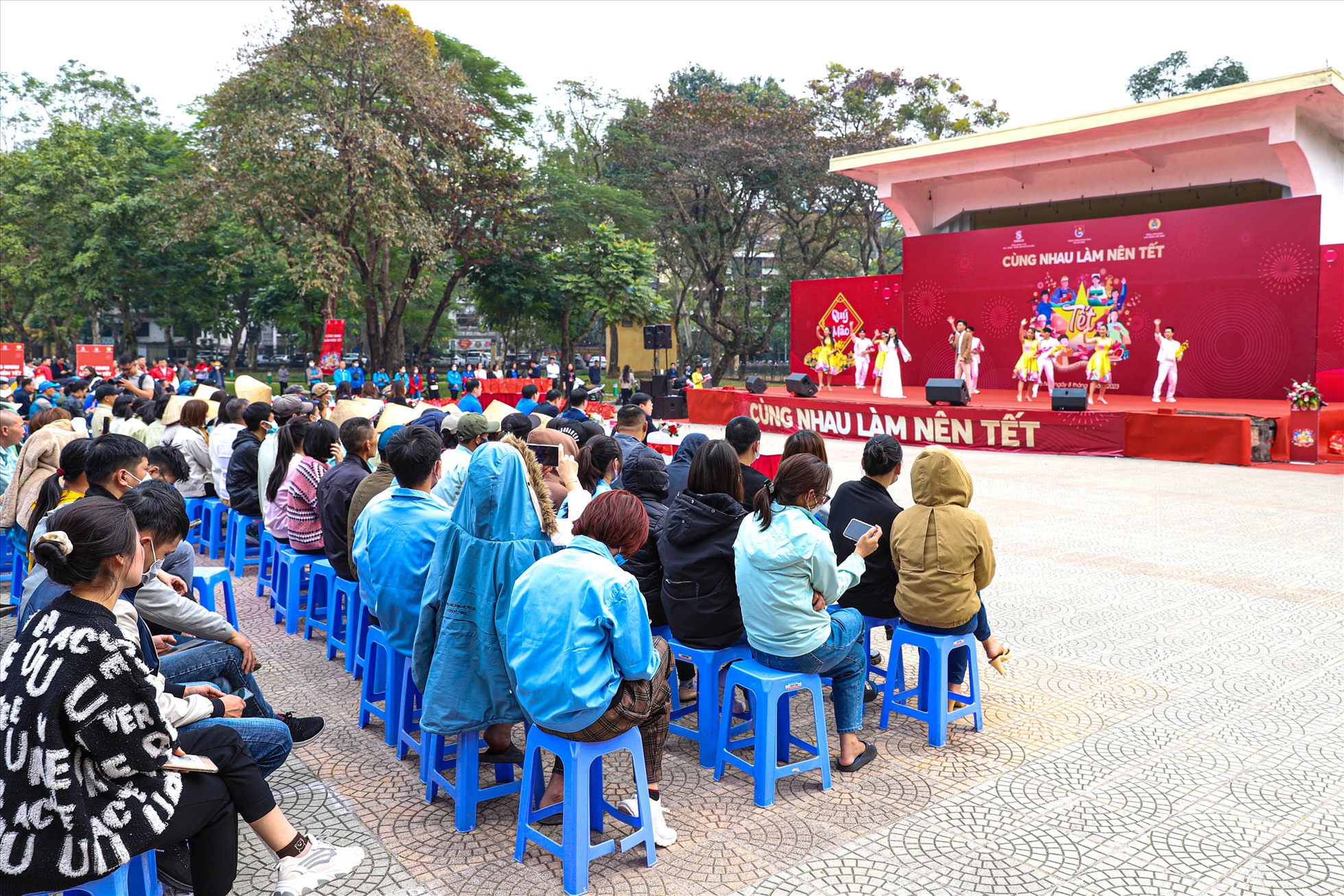 Chiều 8.1, tại Công viên Thống Nhất, diễn ra ngày hội “Cùng nhau làm nên Tết” do Tổng Liên đoàn Lao động Việt Nam, Trung ương Đoàn Thanh niên Cộng sản Hồ Chí Minh phối hợp cùng Tổng Công ty Cổ phần Bia – Rượu – Nước giải khát Sài Gòn (SABECO) và nhãn hàng Bia Saigon tổ chức với sự tham dự của hơn 500 công nhân.