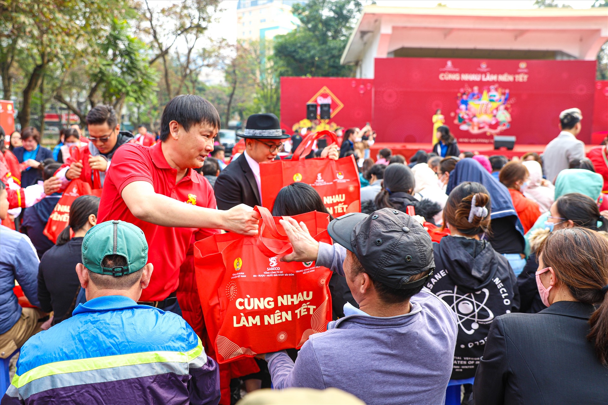 Chương trình “Cùng nhau làm nên Tết” nhắm đến các đối tượng đạt thành tích lao động xuất sắc nhưng có hoàn cảnh kinh tế khó khăn tại 11 tỉnh thành trên cả nước (Vĩnh Phúc, Hà Nội, Nghệ An, Khánh Hoà, Đăk Lăk, Bình Định, TP. Hồ Chí Minh, Bình Dương, Long An, Sóc Trăng và Tiền Giang).