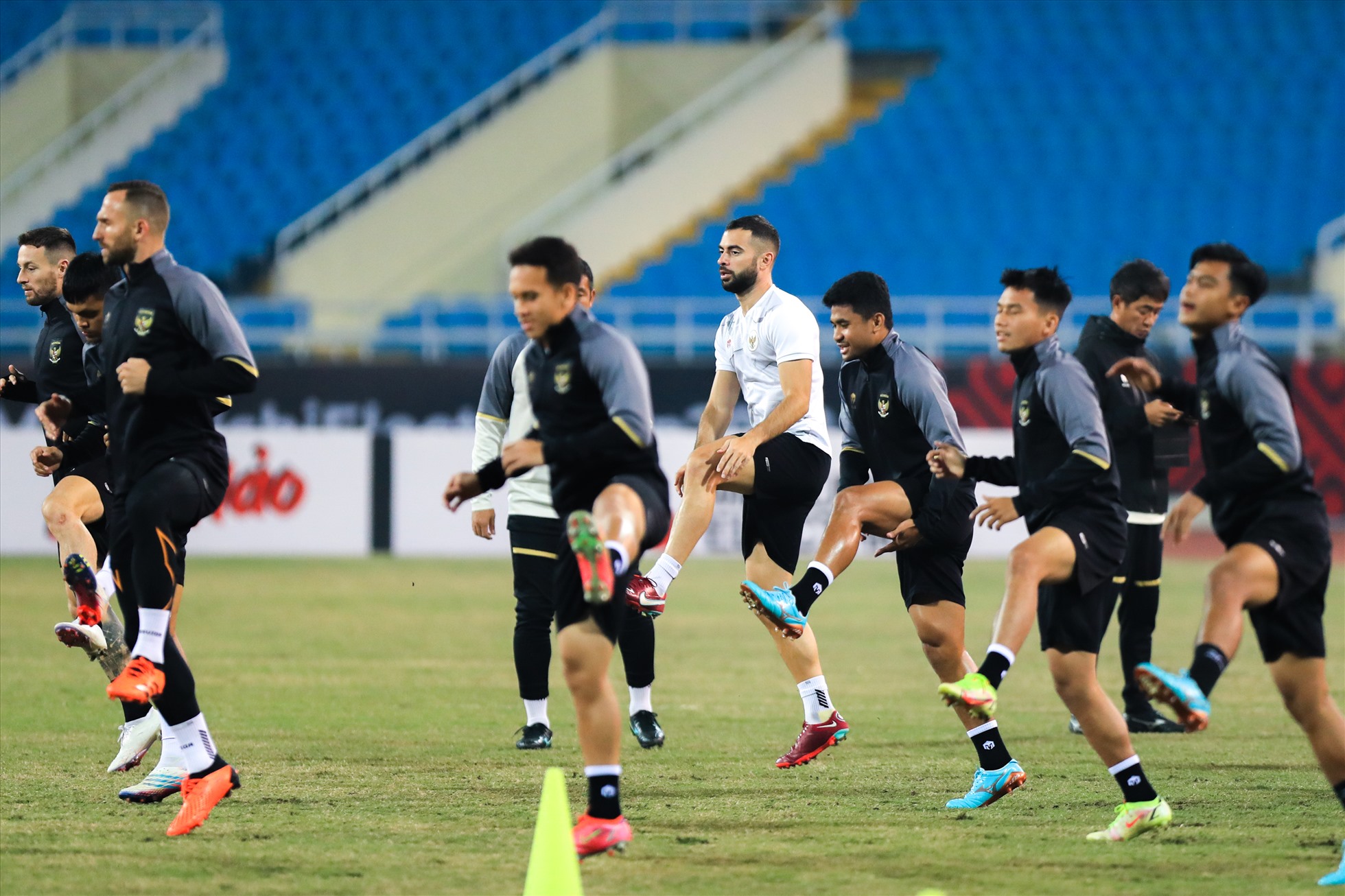 Tối nay (8.1), đội tuyển Indonesia đã có buổi tập đầu tiên tại Việt Nam và cũng là buổi tập làm quen sân thi đấu chính thức Mỹ Đình trước trận lượt về bán kết AFF Cup 2022 diễn ra lúc 19h30 tối mai (9.1).