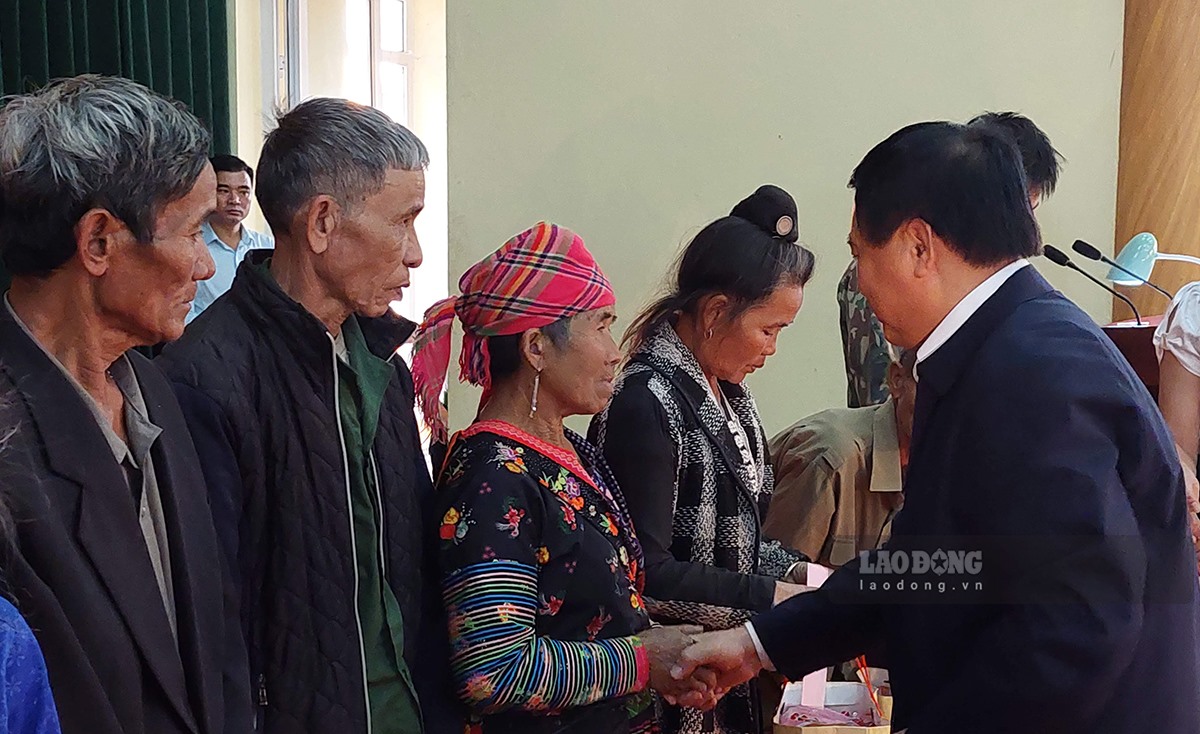 Đồng chí Nguyễn Xuân Thắng tặng quà các gia đình chính sách.