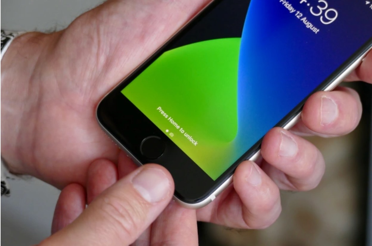 iPhone SE ra mắt năm 2022 vẫn có thiết kế với nút home. Ảnh: Digital Trends