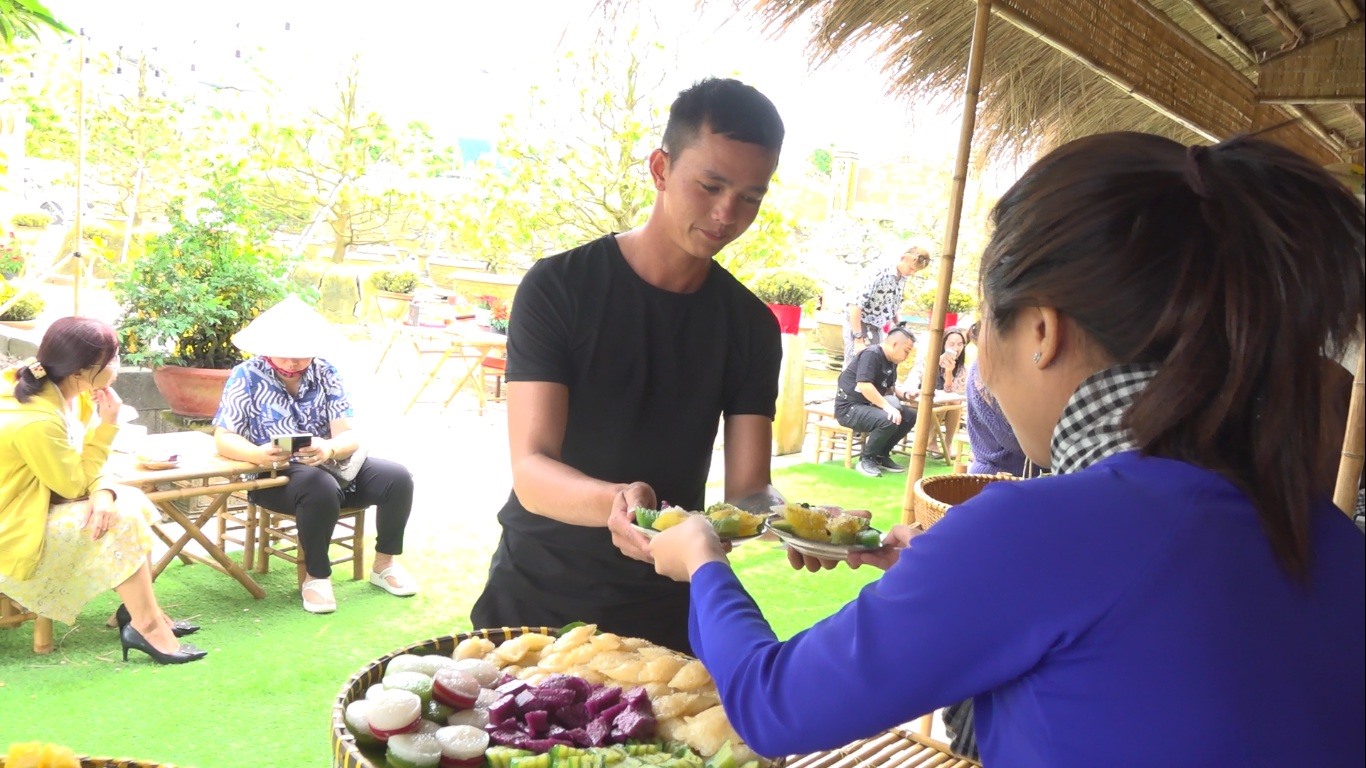 Khách tham quan thích thú với những món bánh dân gian làm từ bột gạo Sa Đéc tại Chợ Mai. Ảnh: Thanh Nghĩa