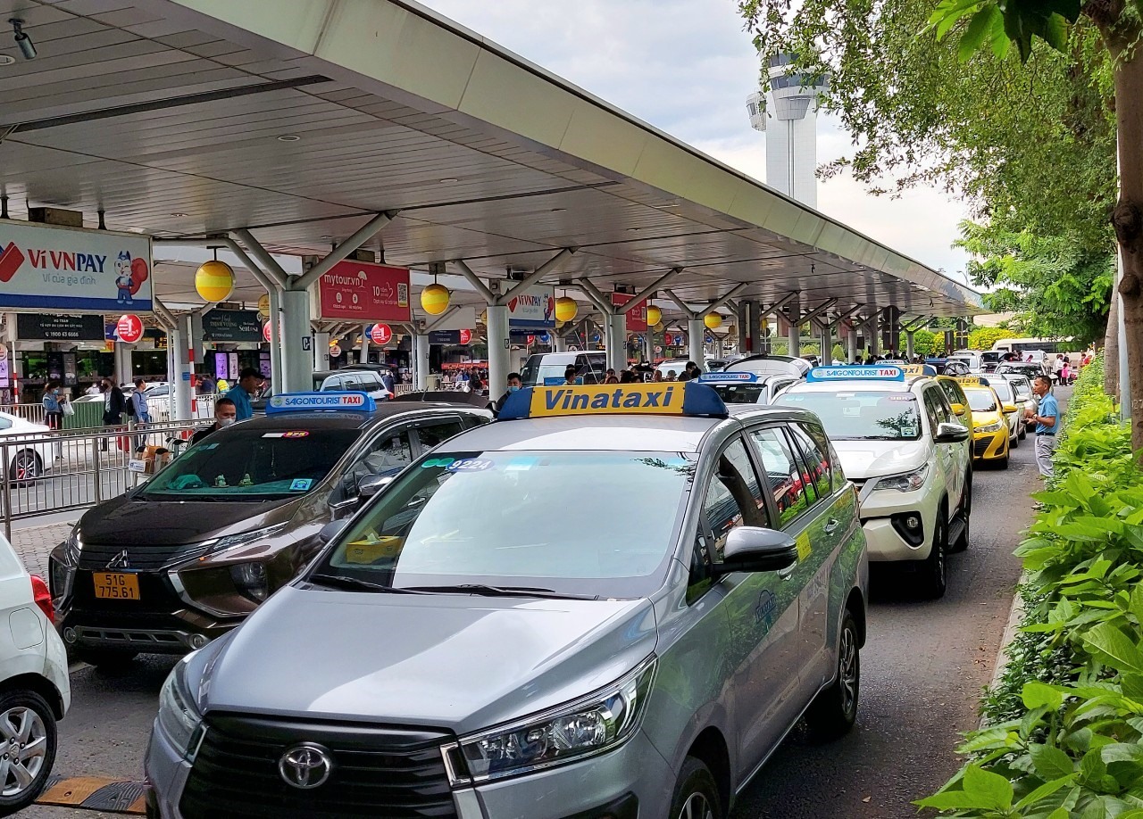 Taxi được tăng cường để giải tỏa khách dịp cao điểm Tết sắp tới.  Ảnh: Minh Quân