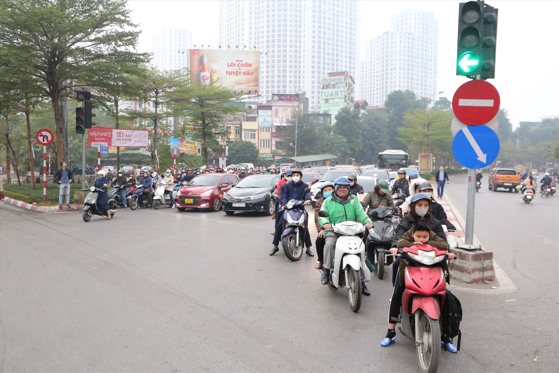 Lực lượng chức năng đã tổ chức rào chắn tạm, phân luồng tại nút giao Ngã Tư Sở. Ảnh: Vĩnh Hoàng