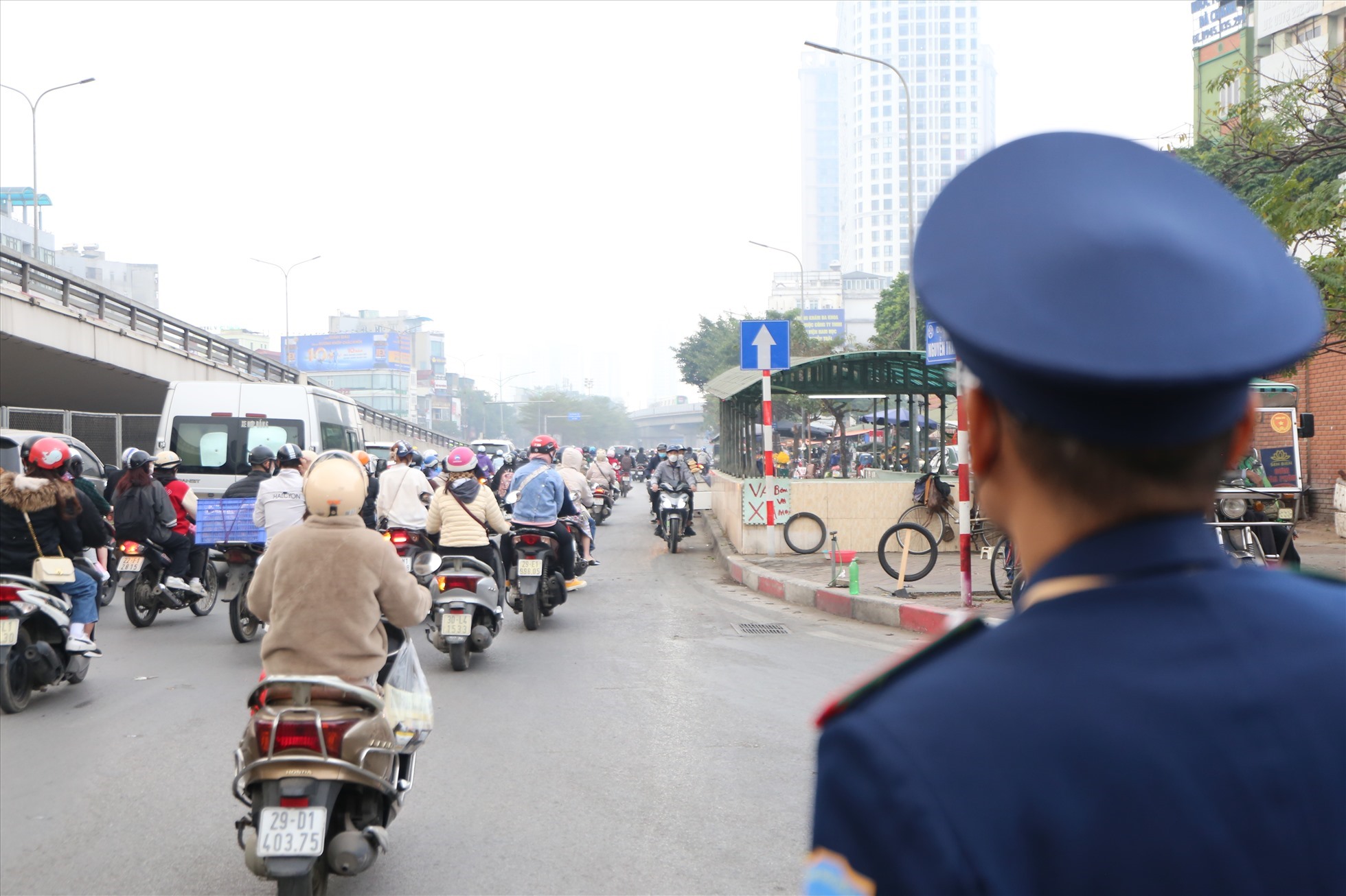 Một số người vẫn cố tình đi ngược chiều để không phải quay đầu tại phía đường Trường Chinh.