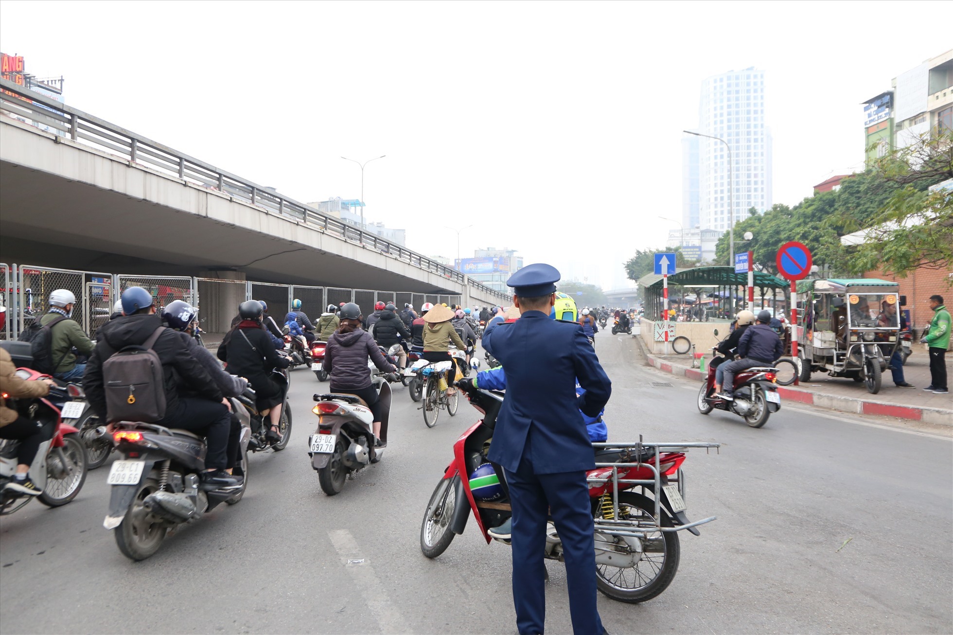 Tuy đã có sự xuất hiện của lực lượng chức năng nhưng nhiều người dân vẫn bấp chấp đi ngược chiều. Ảnh: Vĩnh Hoàng