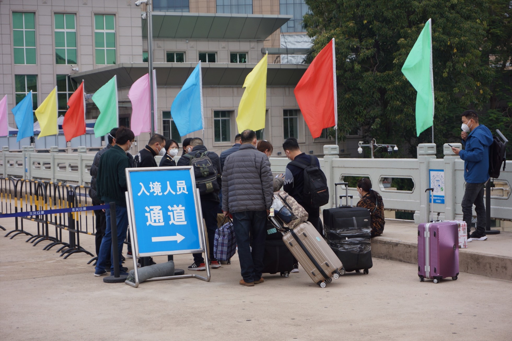 Những người Trung Quốc đầu tiên xuất cảnh qua Cửa khẩu quốc tế Móng Cái trong ngày đầu Trung Quốc mở cửa. Ảnh: Đoàn Hưng