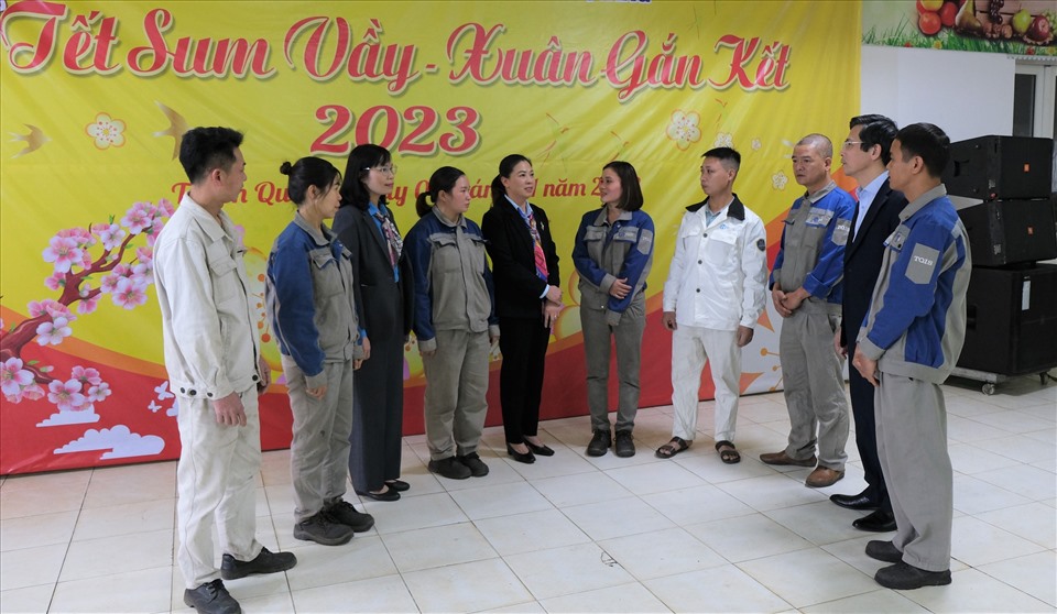 Lãnh đạo Hội đồng nhân dân và Liên đoàn lao động tỉnh Tuyên Quang động viên công nhân. Ảnh: Hoàng Yến