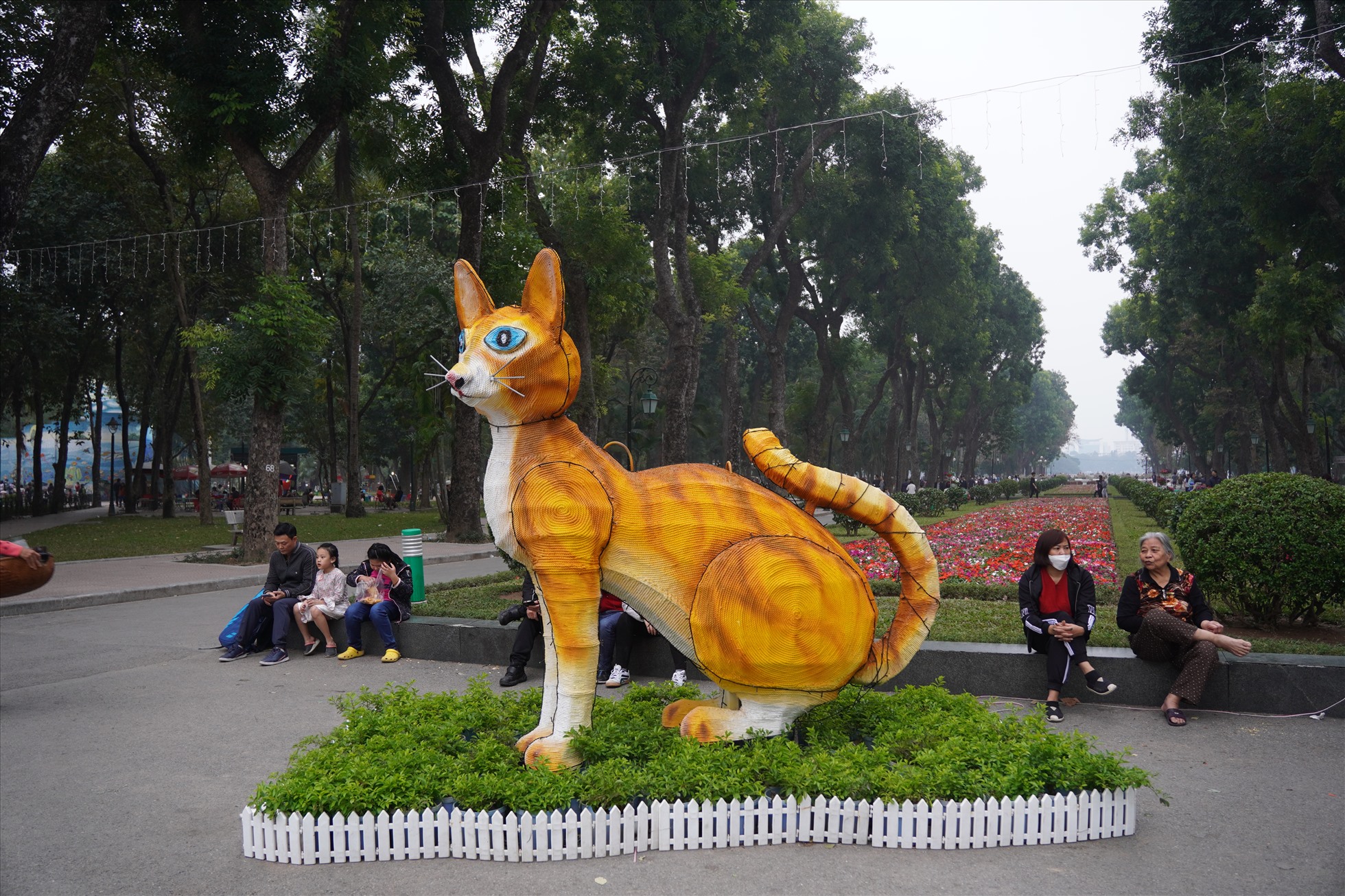 Linh vật tạo hình một chú mèo màu vàng cam.