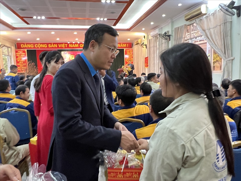 Chủ tịch Liên đoàn Lao động Thành phố Hà Nội Phạm Quang Thanh trao quà Tết cho công nhân. Ảnh:Linh Nguyên