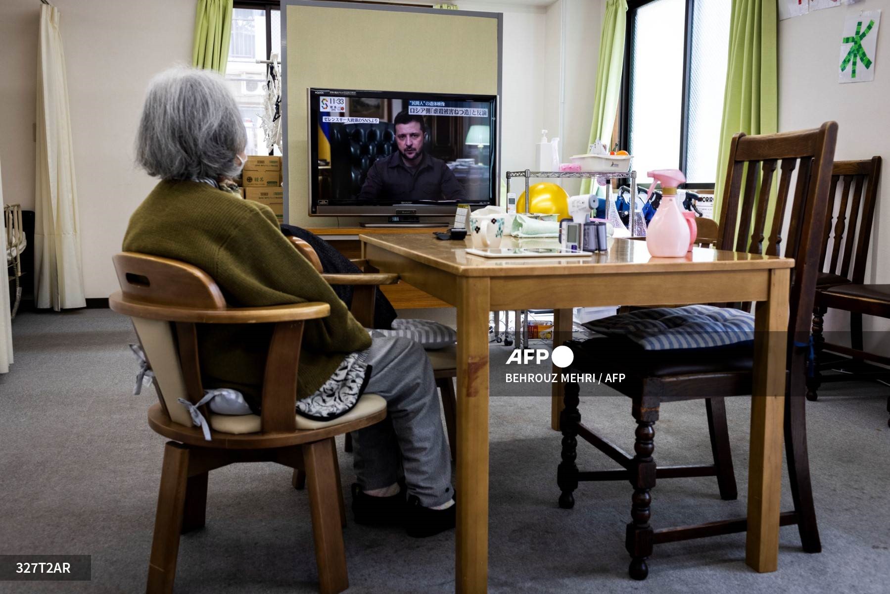 Thay vì được nghỉ ngơi, nhiều người cao tuổi ở Nhật Bản tiếp tục phải làm việc. Trong ảnh là một cụ bà tại một cơ sở chăm sóc người già ở Tokyo, Nhật Bản tháng 4.2022. Ảnh: AFP