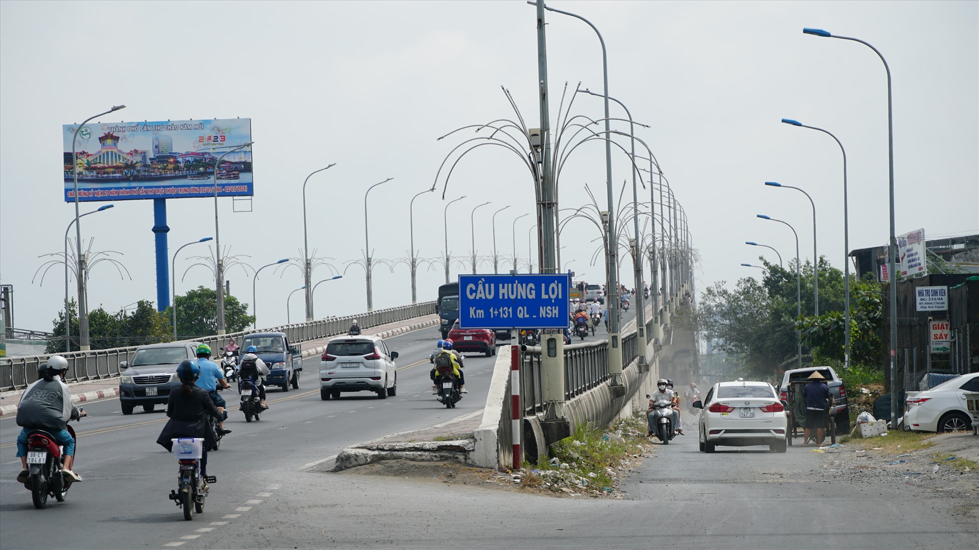 Ghi nhận của Lao Động ngày 9.1, con đường dân sinh dưới chân cầu Hưng Lợi (phường Hưng Lợi) đã xuống cấp hư hỏng, bong tróc, bụi ô nhiễm và có nguy cơ tiềm ẩn tai nạn giao thông.