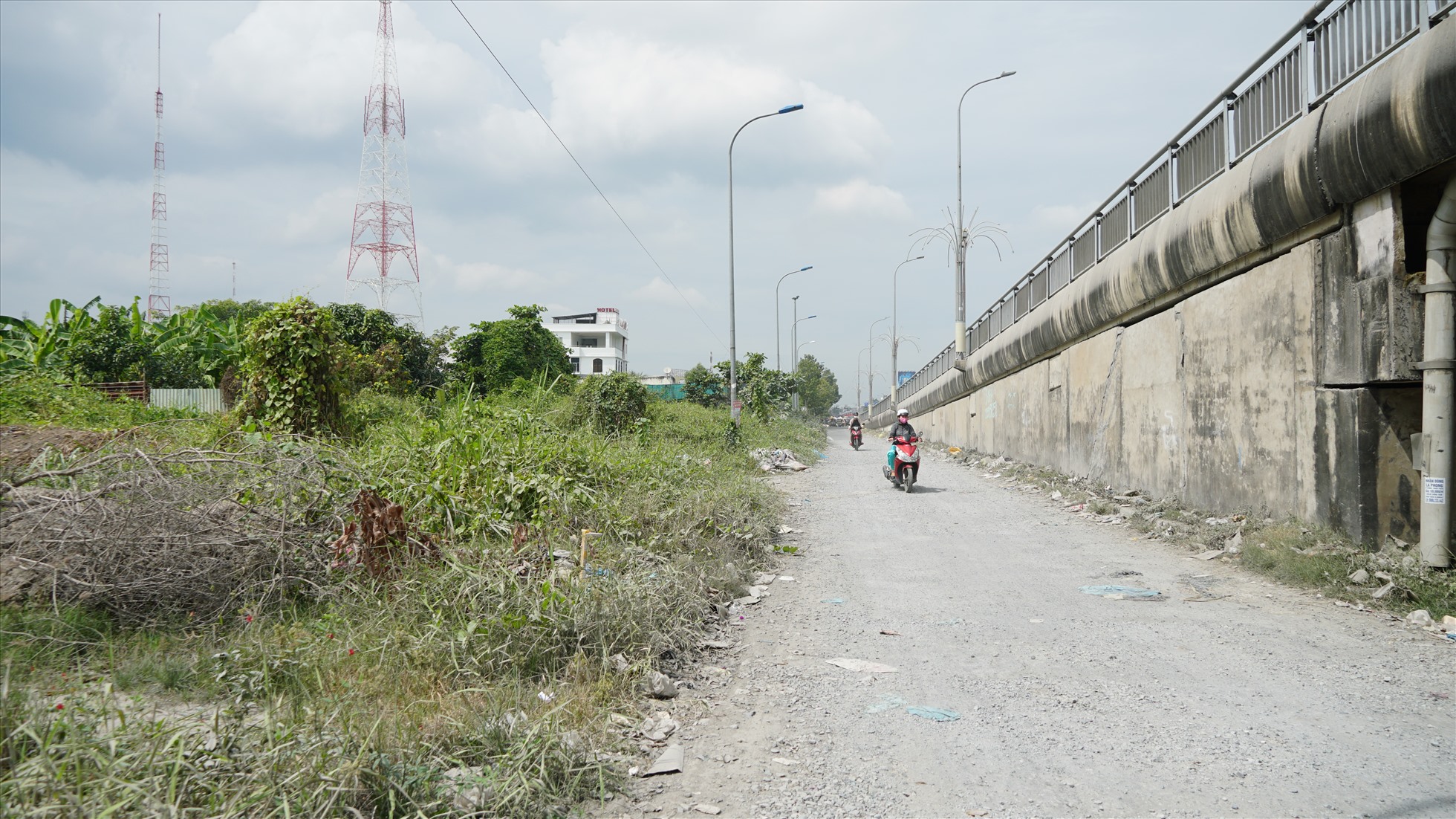 Ông Phan Văn Điền – Trưởng phòng Quản lý Đô thị quận Ninh Kiều, TP. Cần Thơ cho biết, thời gian qua, phòng cũng đã phối hợp với UBND phường Hưng Lợi cùng với quý mạnh thường quân sửa tạm tuyến đường này để đảm bảo đi lại cho người dân, tuy nhiên qua thời gian nó lại tiếp tục xuống cấp.