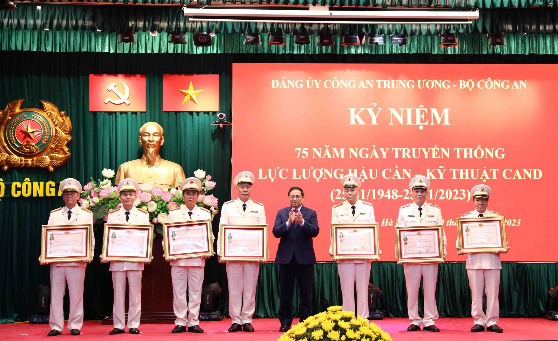 Thủ tướng Phạm Minh Chính trao Huân chương Bảo vệ Tổ quốc hạng Nhì và hạng Ba, Bằng khen của Thủ tướng Chính phủ tặng các tập thể, cá nhân. Ảnh: Trung Kiên
