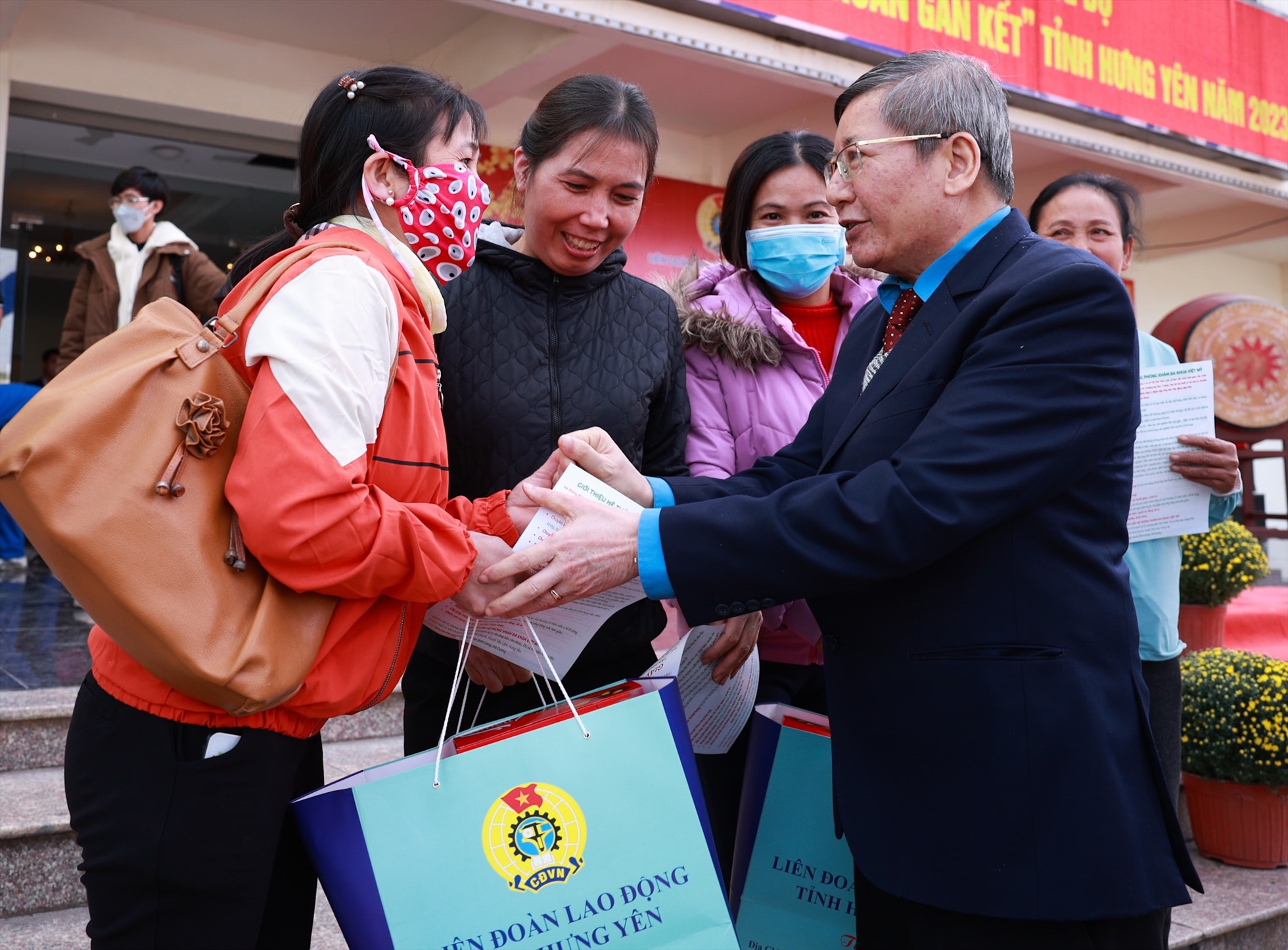 Phó Chủ tịch Thường trực Tổng LĐLĐVN Trần Thanh Hải động viên người lao động tỉnh Hưng Yên. Ảnh: Hải Nguyễn