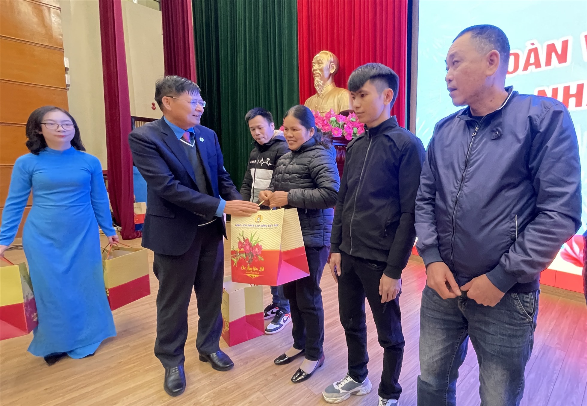 Phó Chủ tịch Tổng LĐLĐVN Phan Văn Anh tặng quà Tết đoàn viên tỉnh Lạng Sơn. Ảnh: Hà Anh